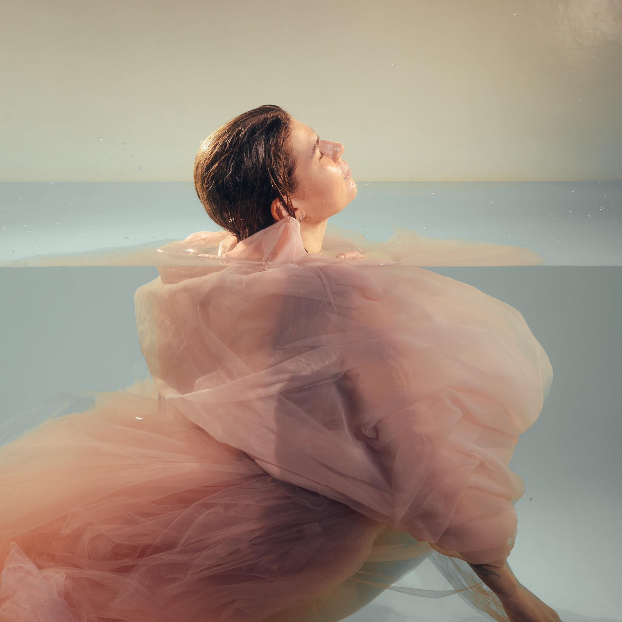 Женская съёмка с&nbsp;водой