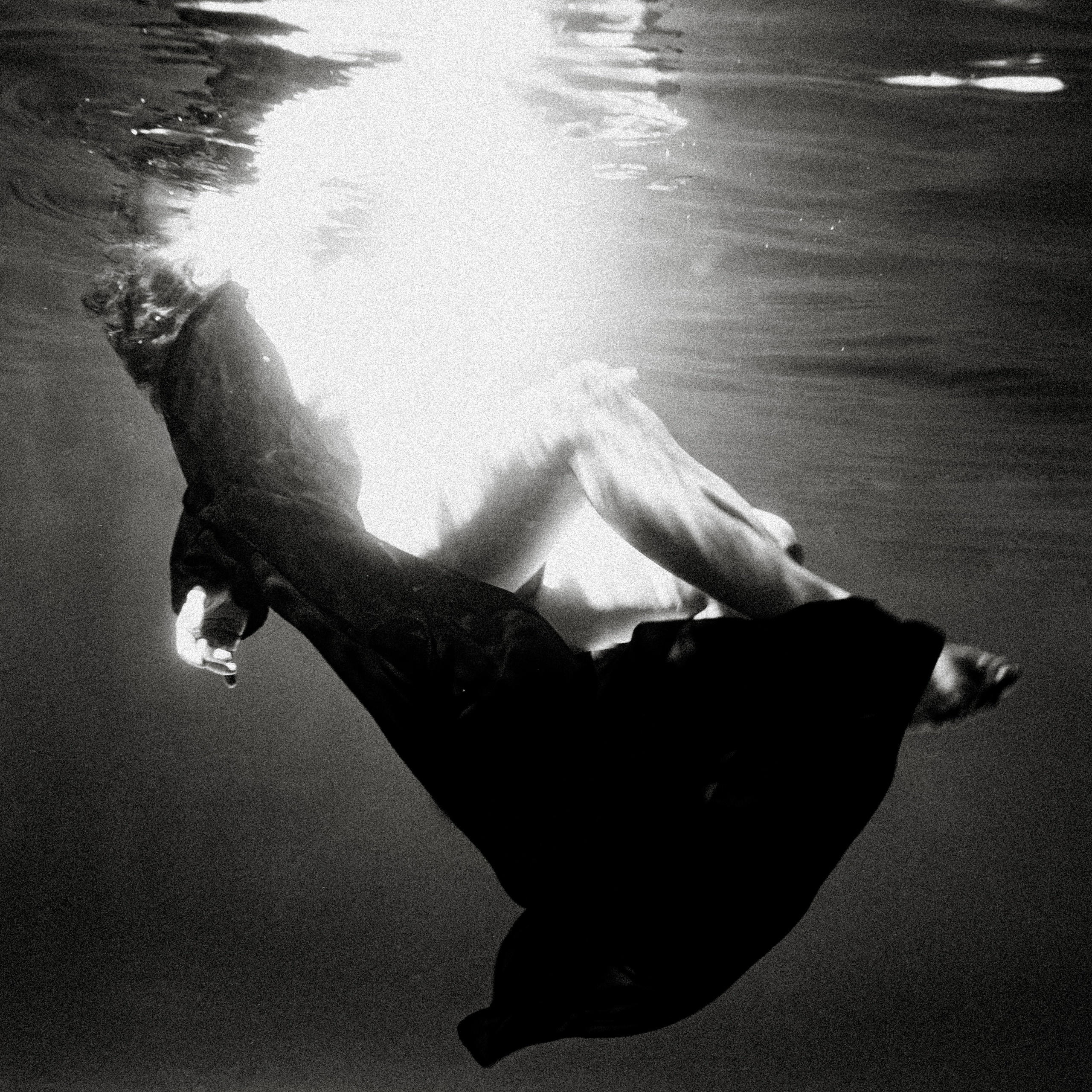 Женская психологическая съёмка под водой