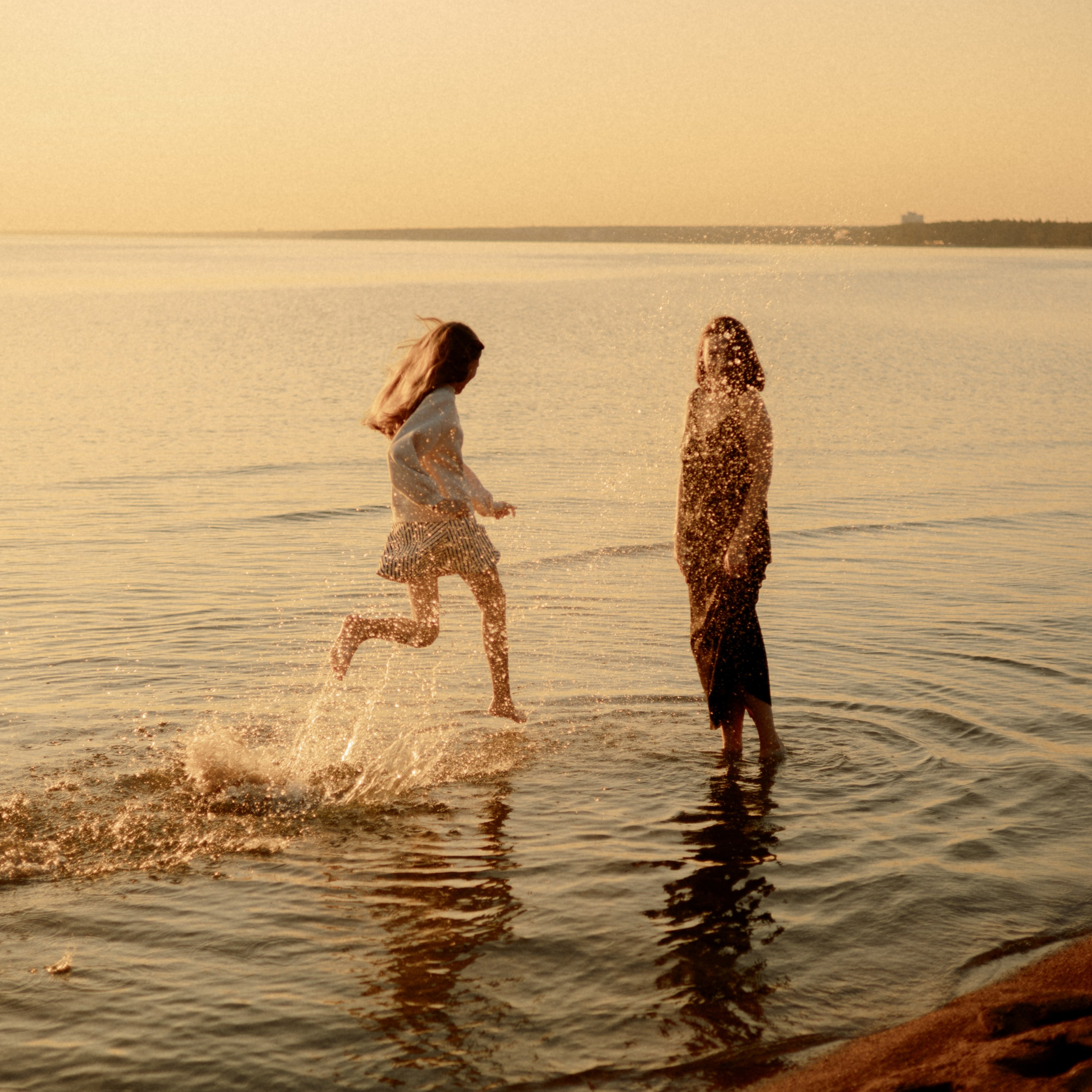 Арина, Андрей, Дарина, Настя и Ганс. Залив.