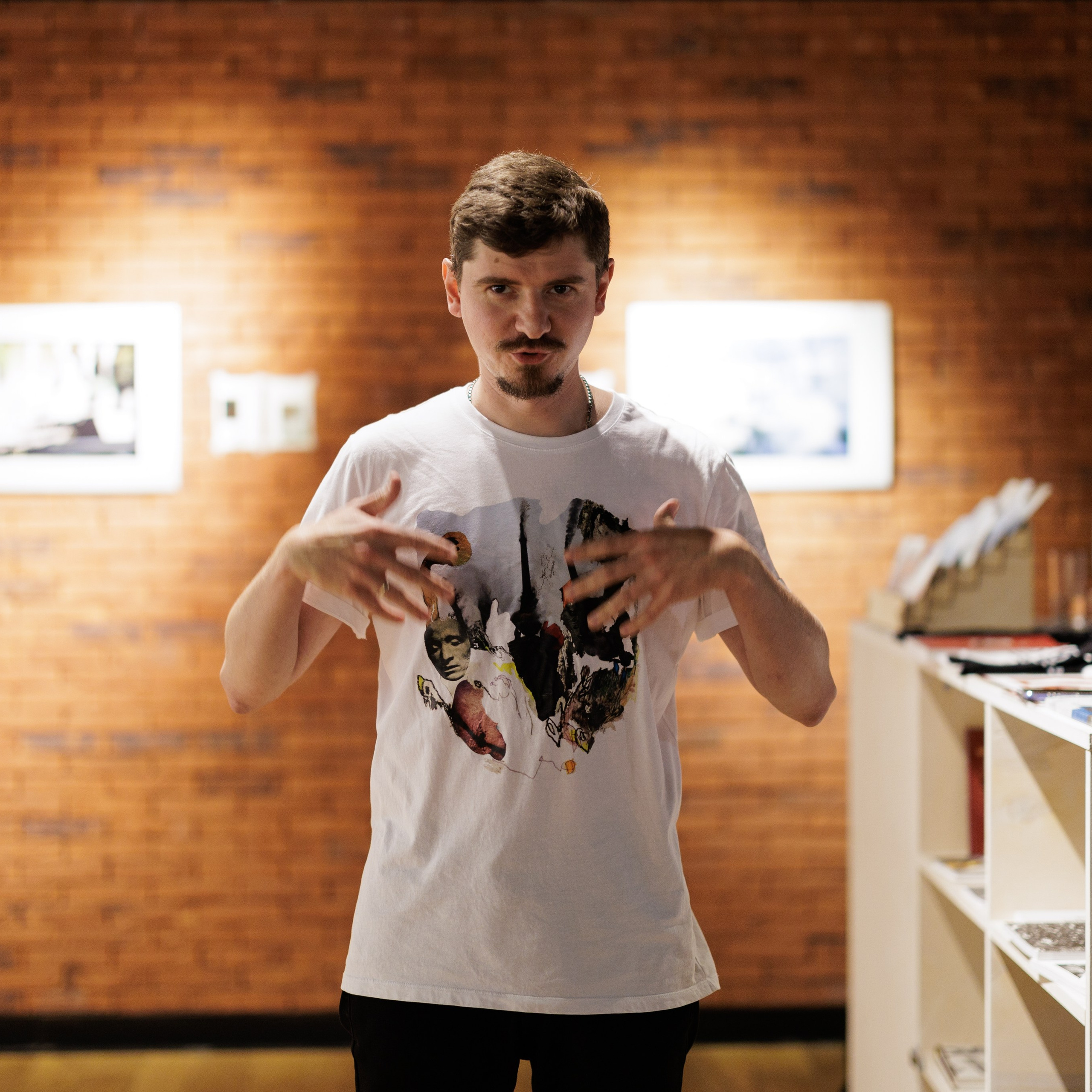 Открытие выставки художника Олега Даутова в Камерном театре