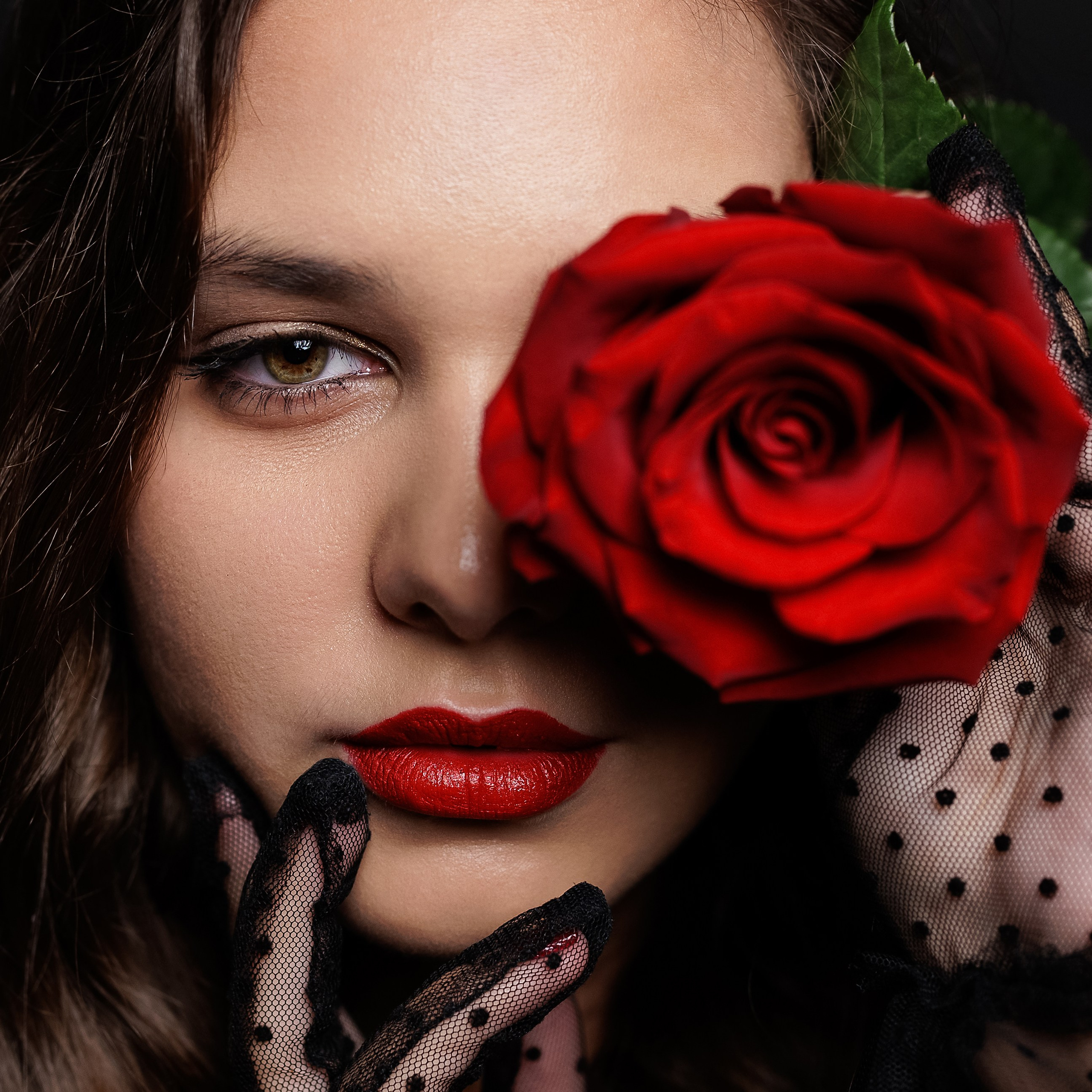 Фотоссессия яркой девушки Елизаветы в студии на черном фоне