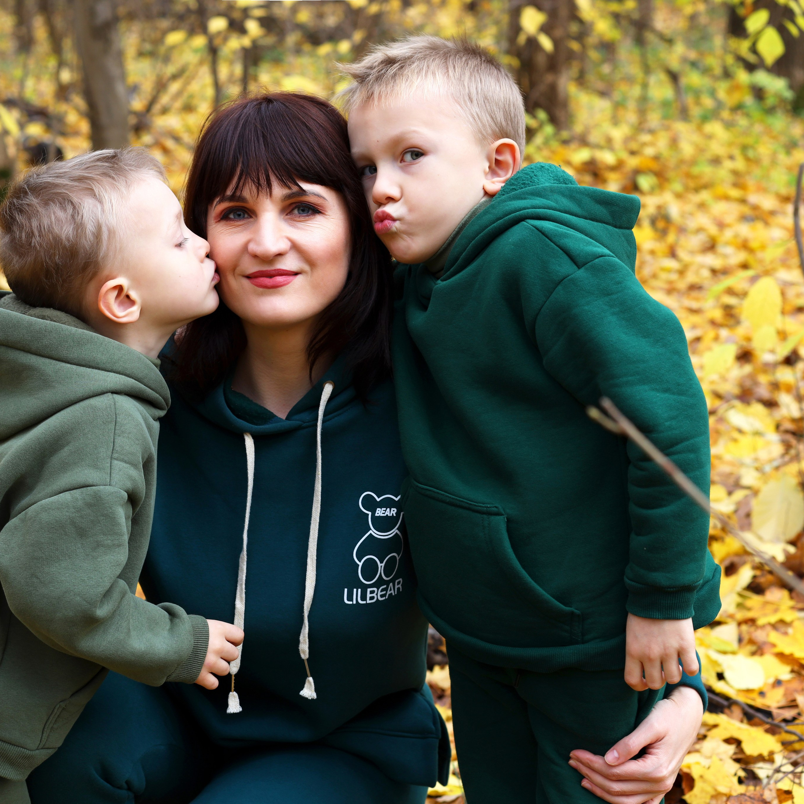 Наташа с сыновьями. Осенняя прогулка