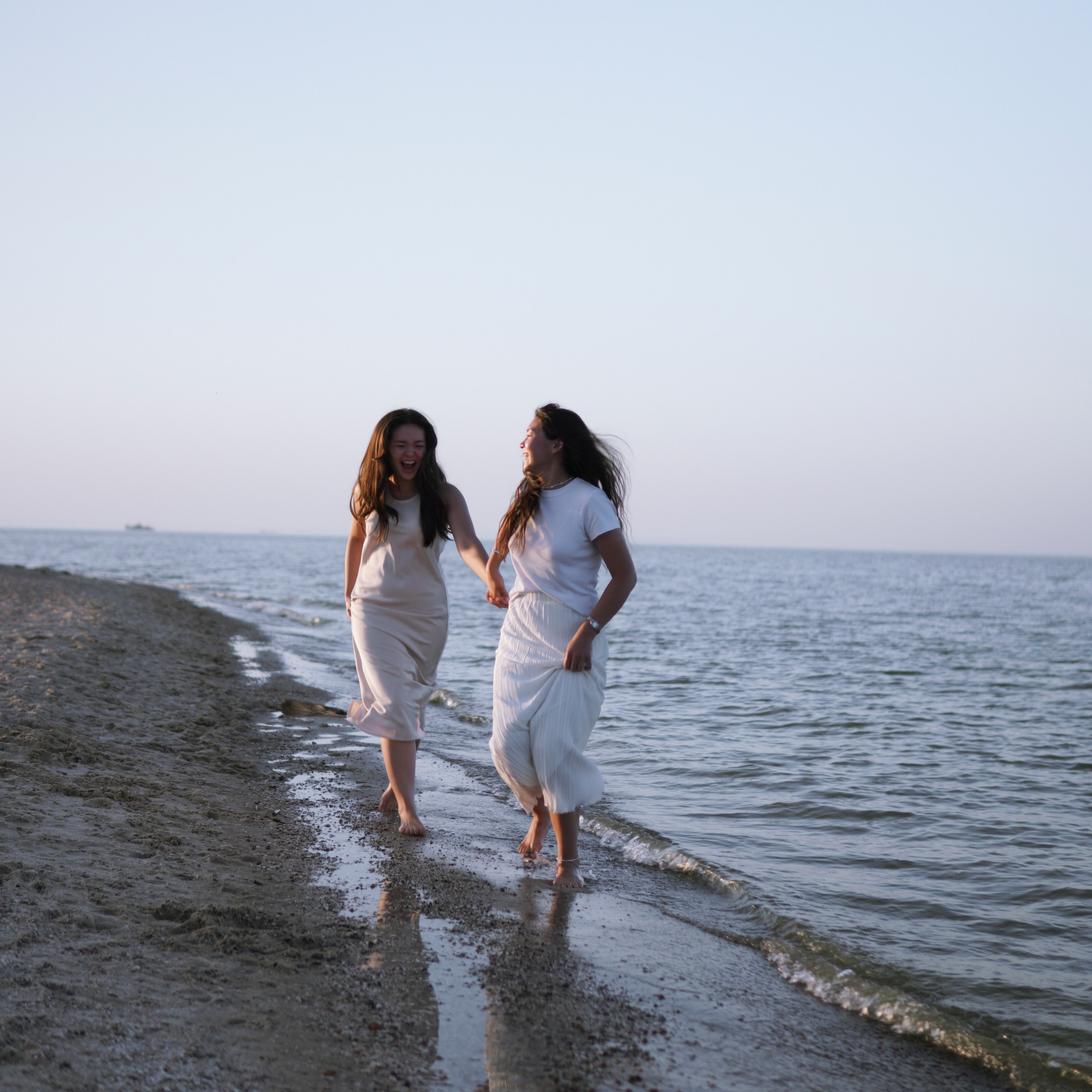 Сестры у&nbsp;моря в&nbsp;Ростове-на-Дону. Фотосессия за&nbsp;городом.