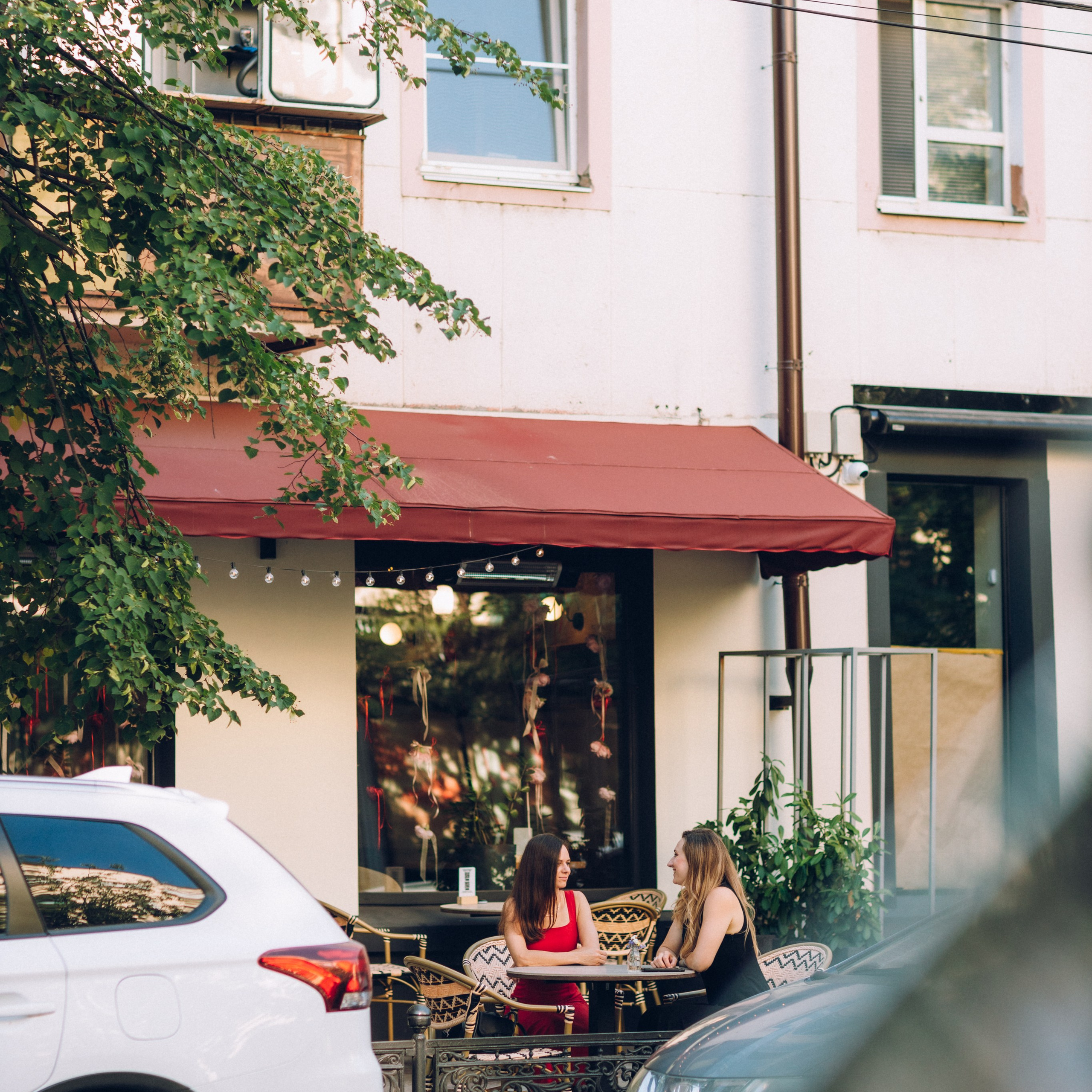 Настя и Аня. Прогулка на Красной