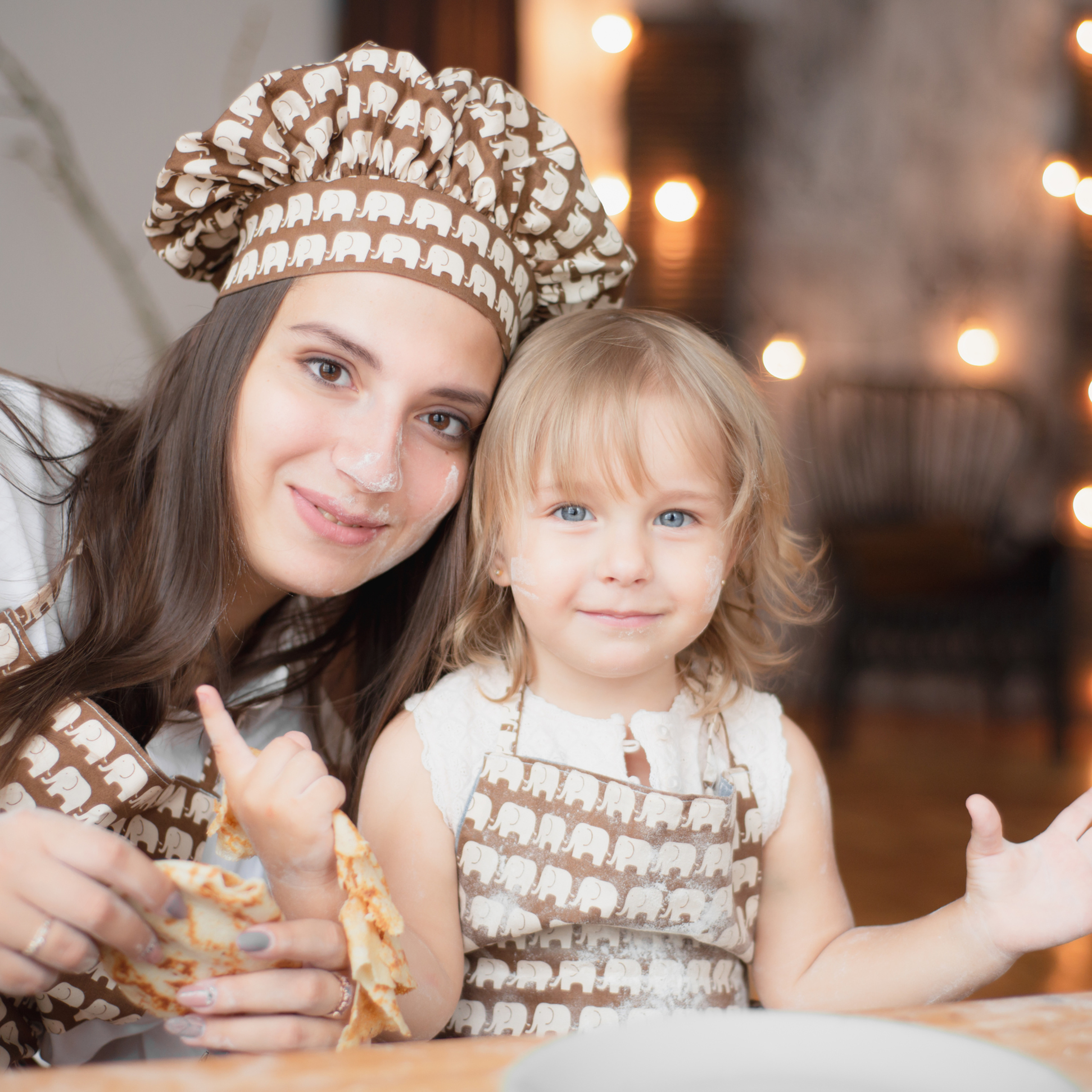 Аня и Полина на кухне. Апрель 2019