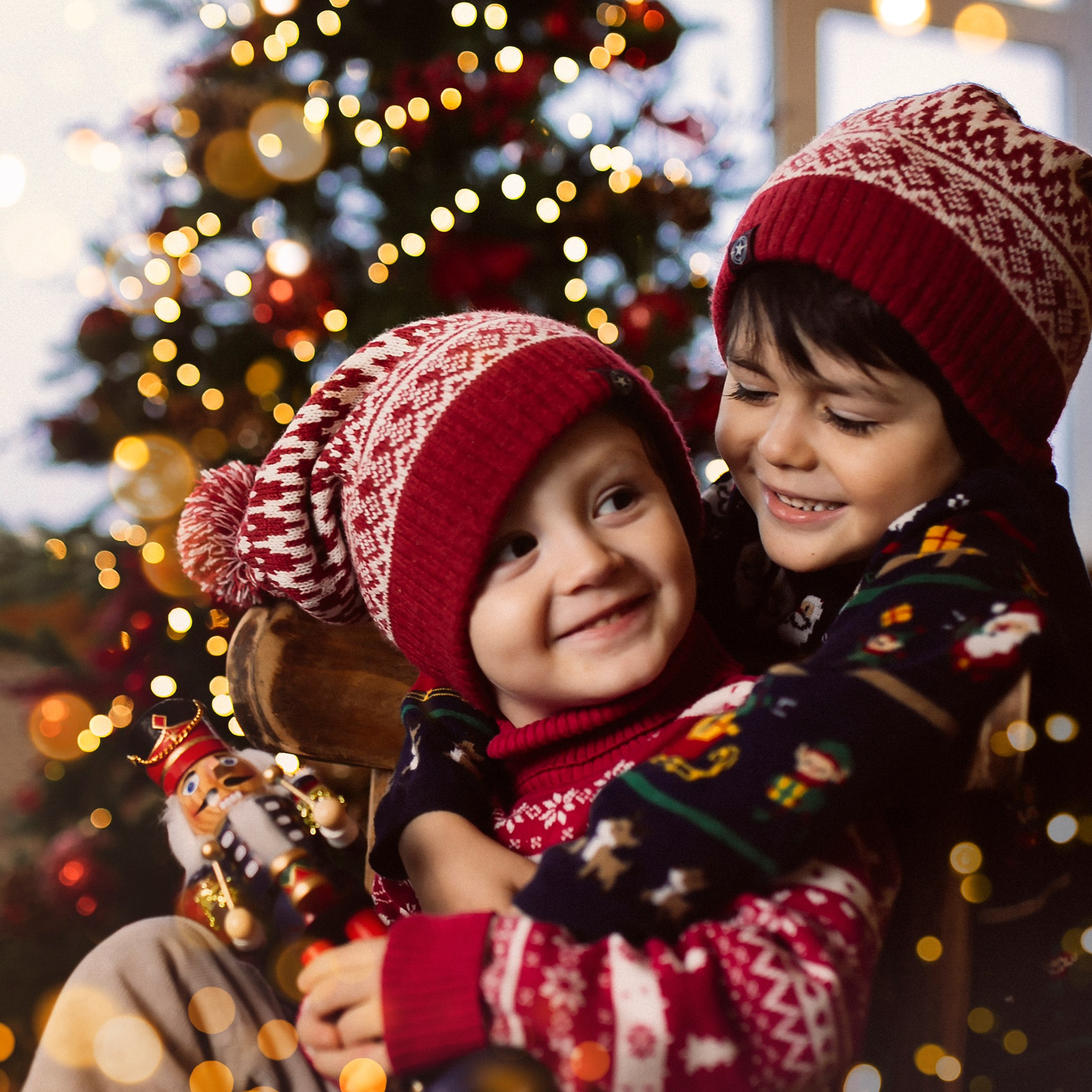 Никита с братишкой и щелкунчиком