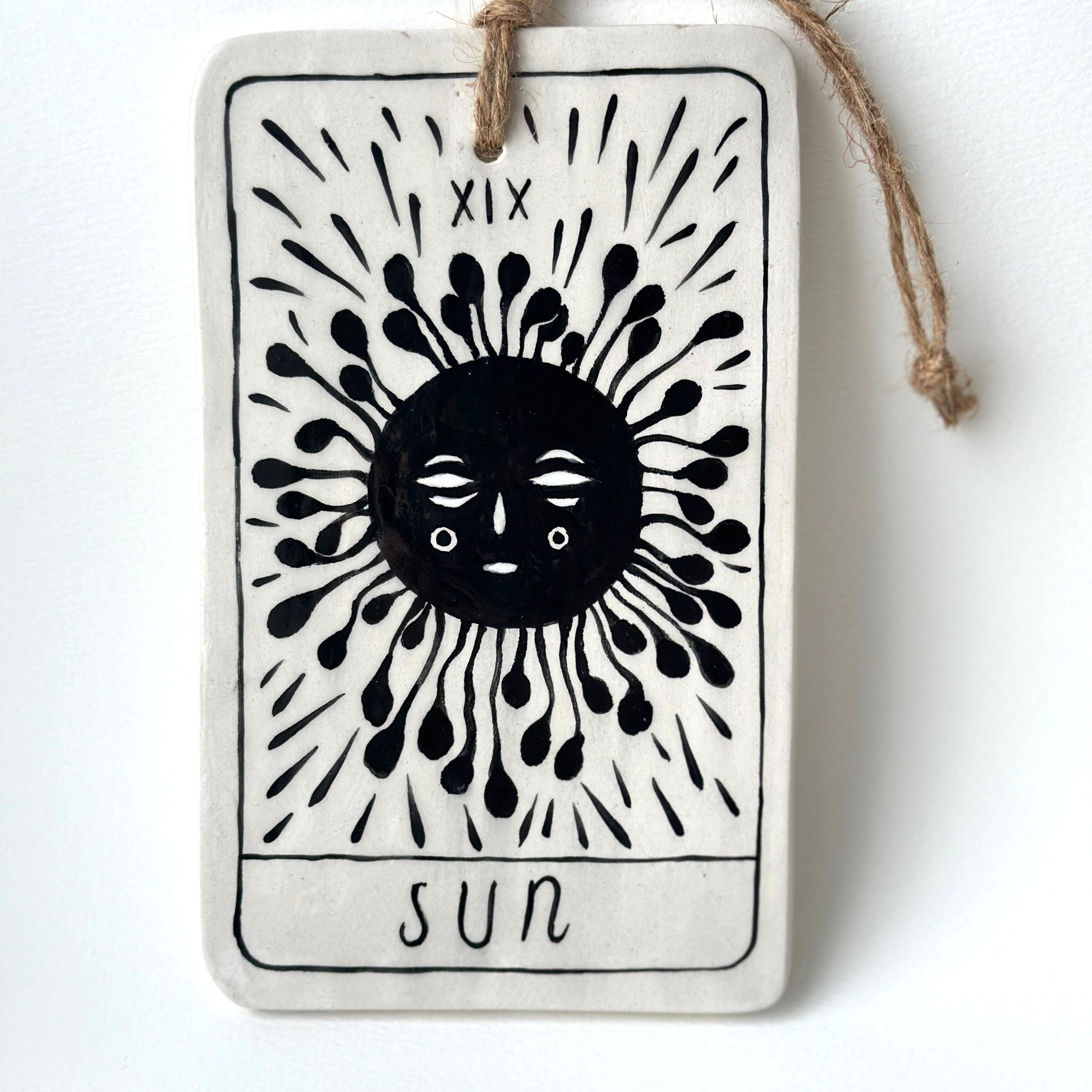 Таро "Солнце". 18х11 см, 2026. Керамика, роспись, глазурь