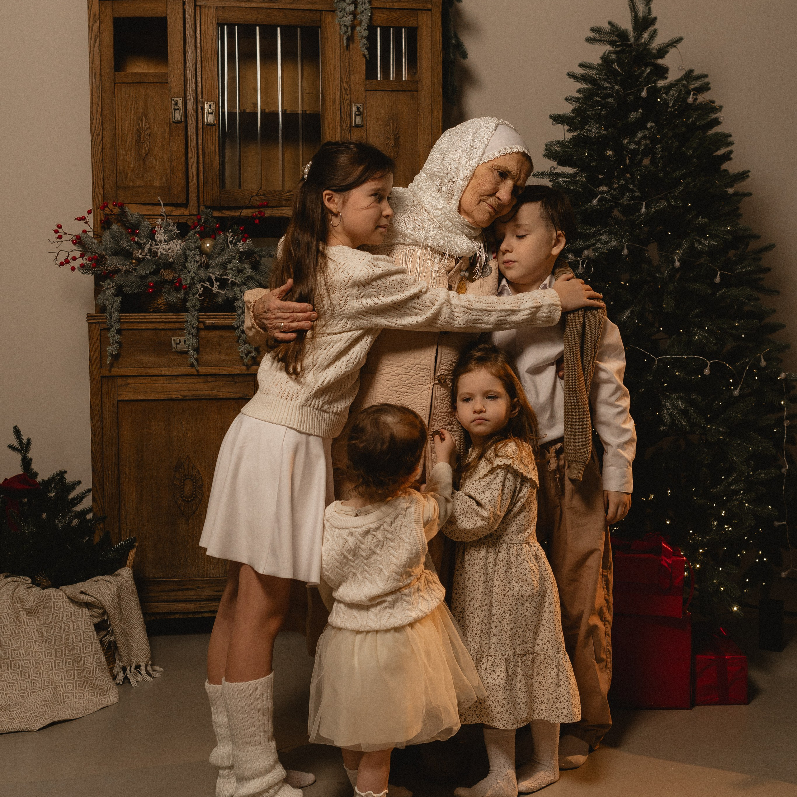 Бабушка с правнуками