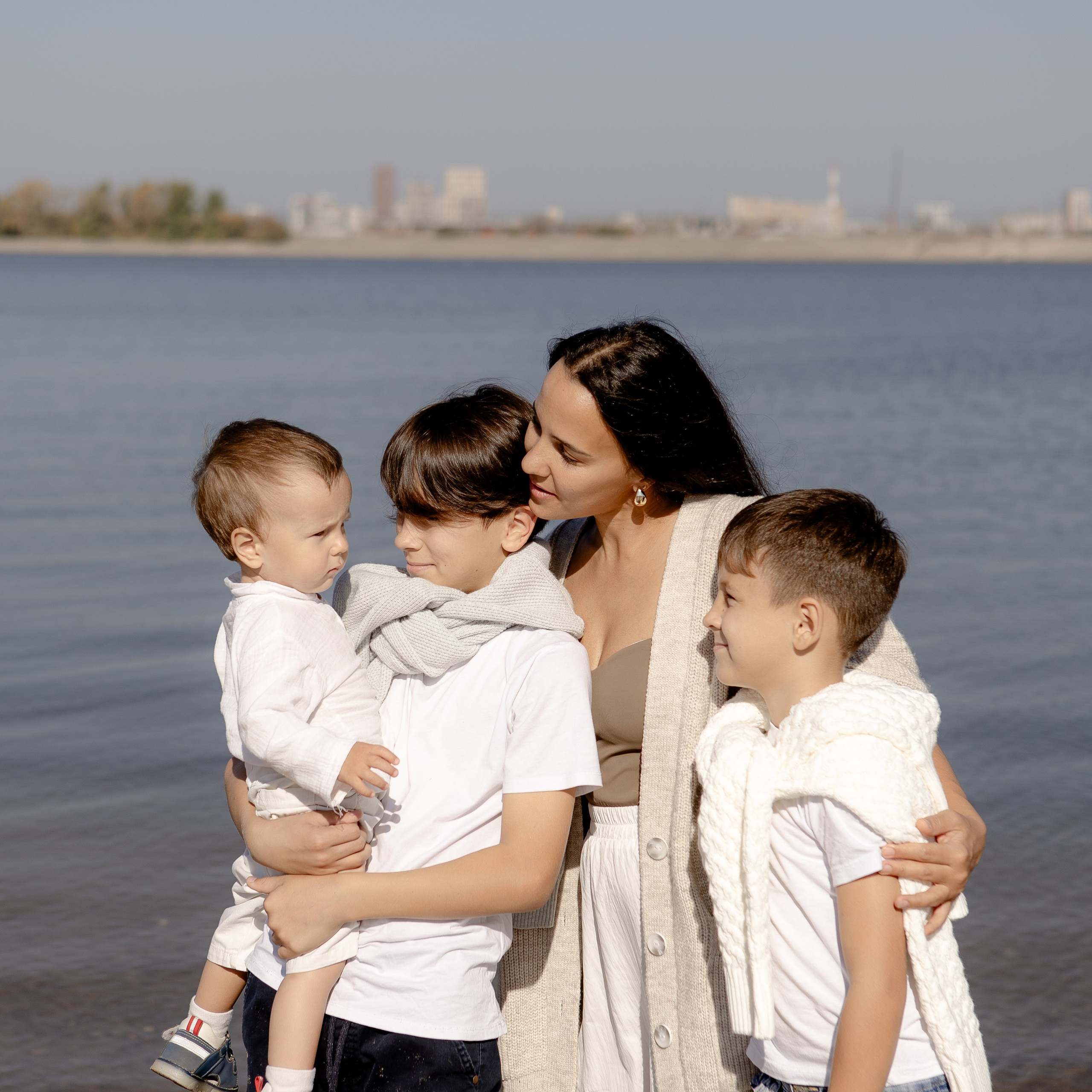 Ляйсан с мальчишками