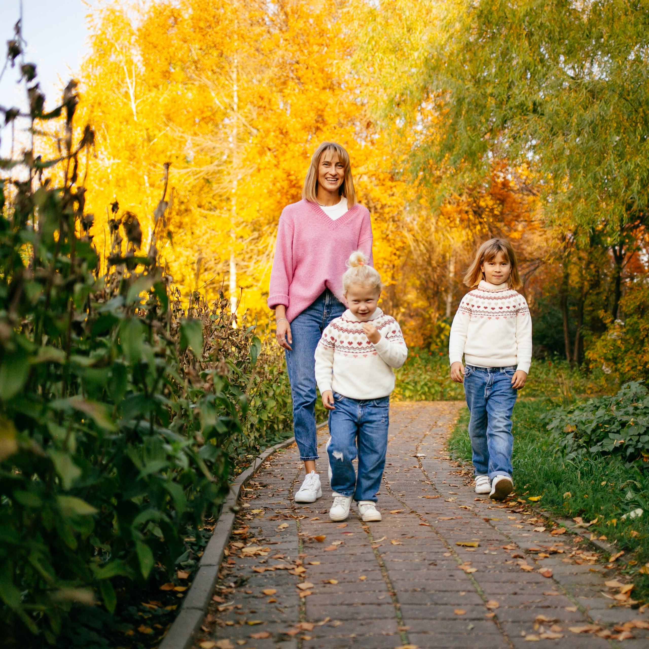 Юля, Анюта, Есения