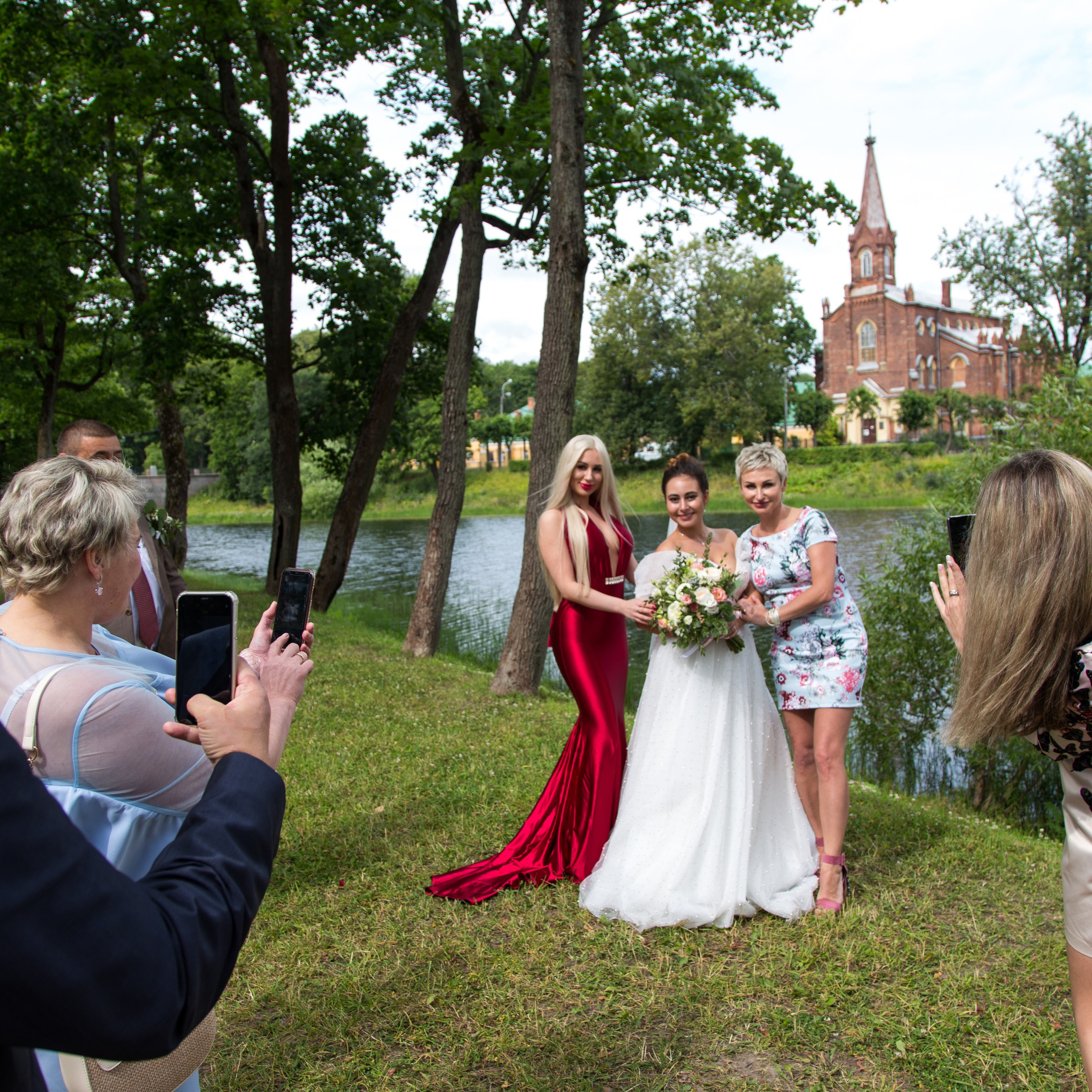 Сборы невесты в отеле, фотосессия в Пушкине