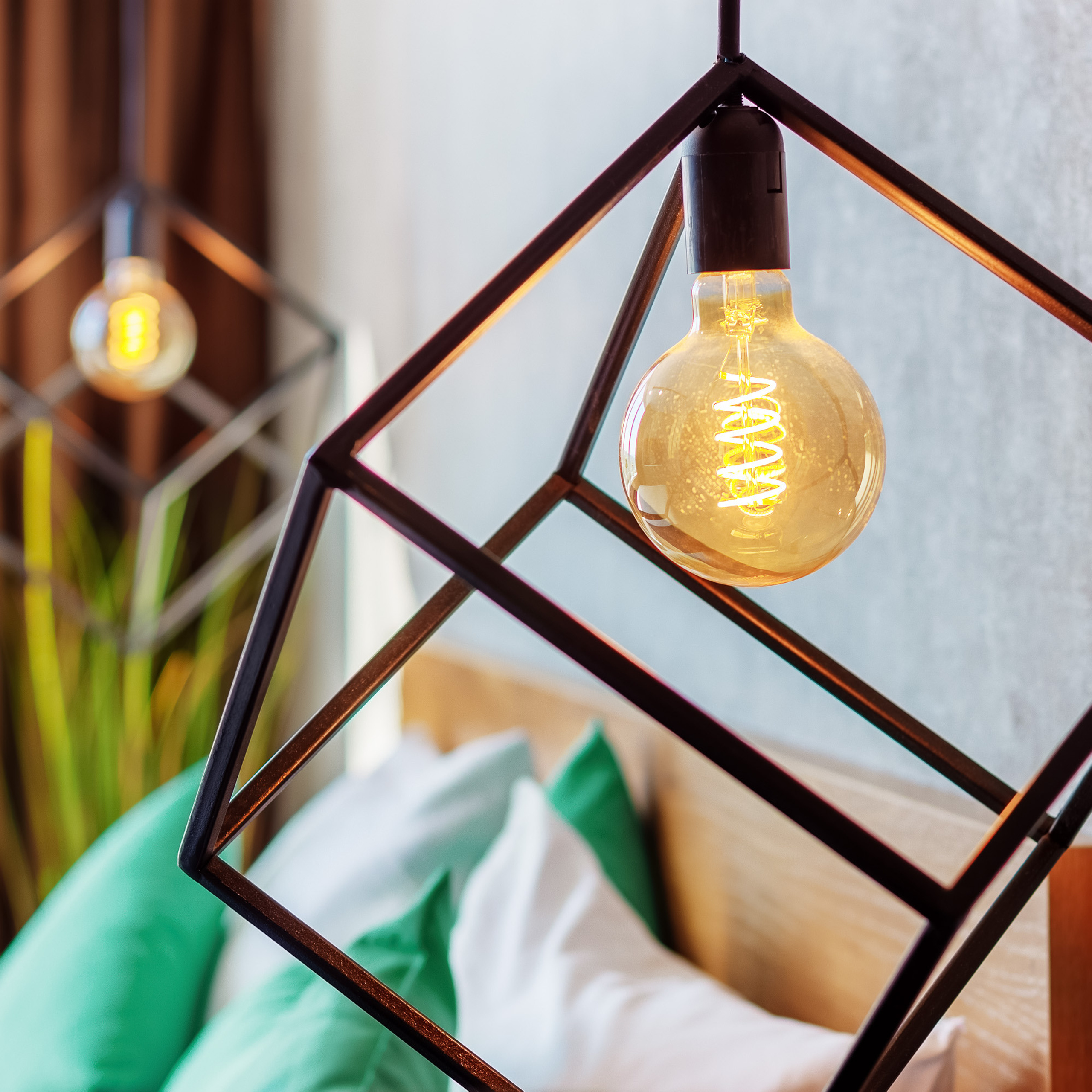 Лофт-дизайн прикроватного светильника. Деталь интерьера спальни