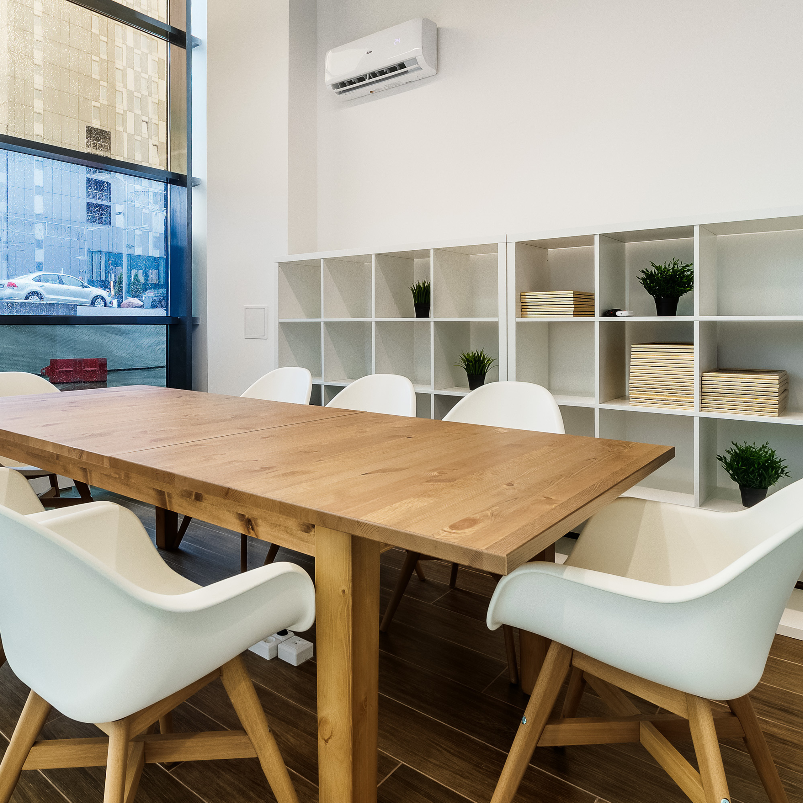 Интерьерная фотография комнаты переговоров в офисе