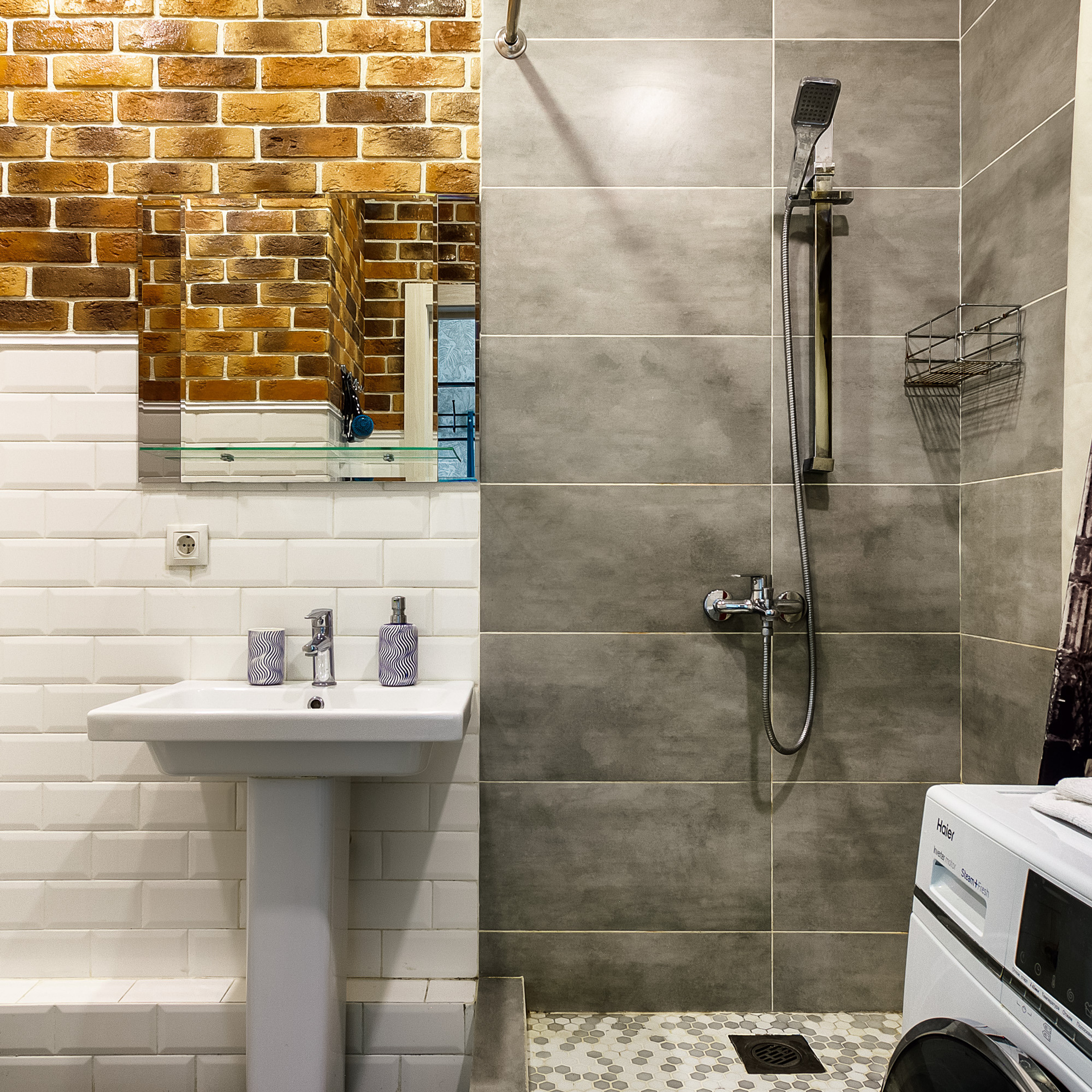 Интерьер ванной комнаты с умывальником и душем