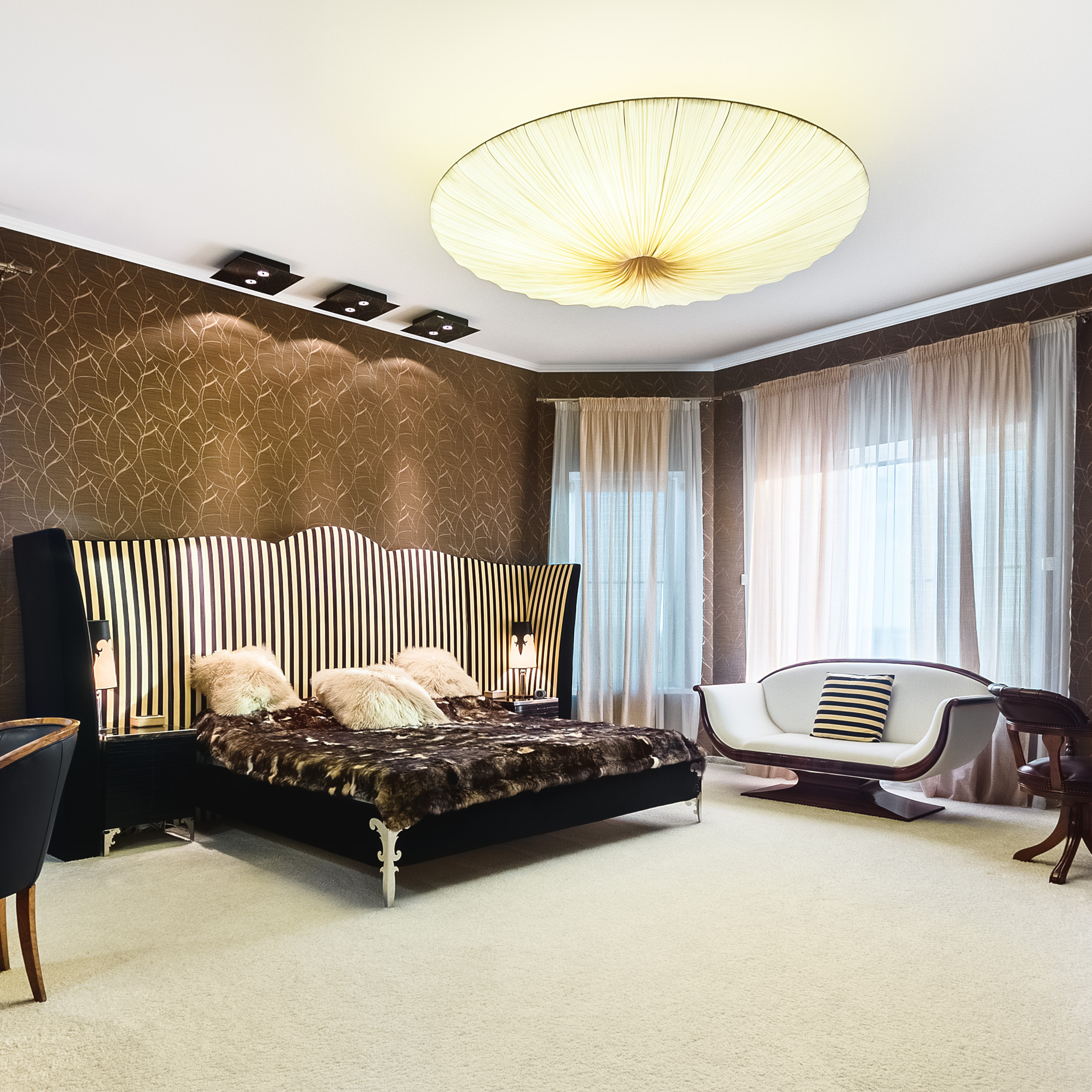 Интерьер спальной комнаты в частном доме