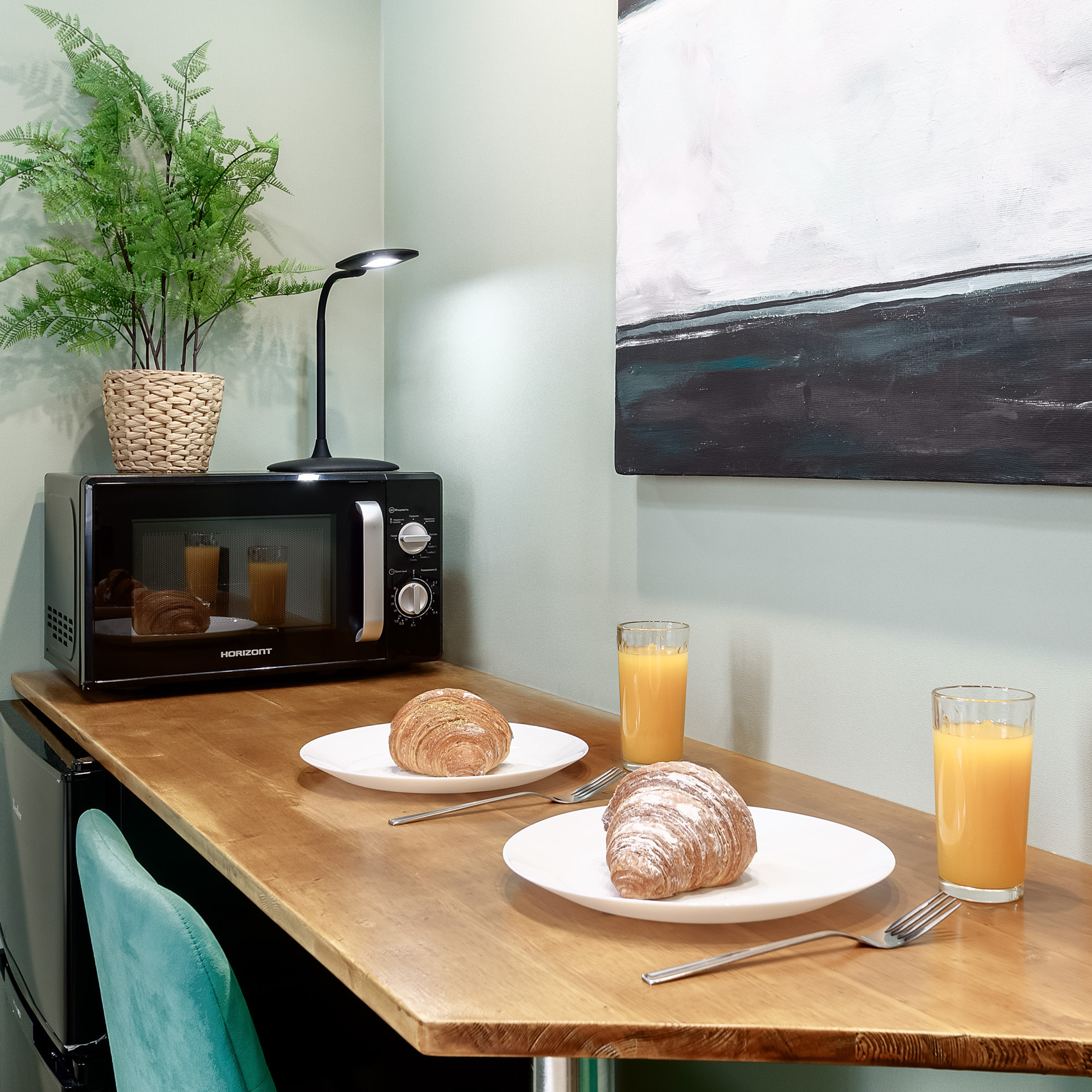 Небольшой обеденный столик в квартире-студии. Деталь интерьера