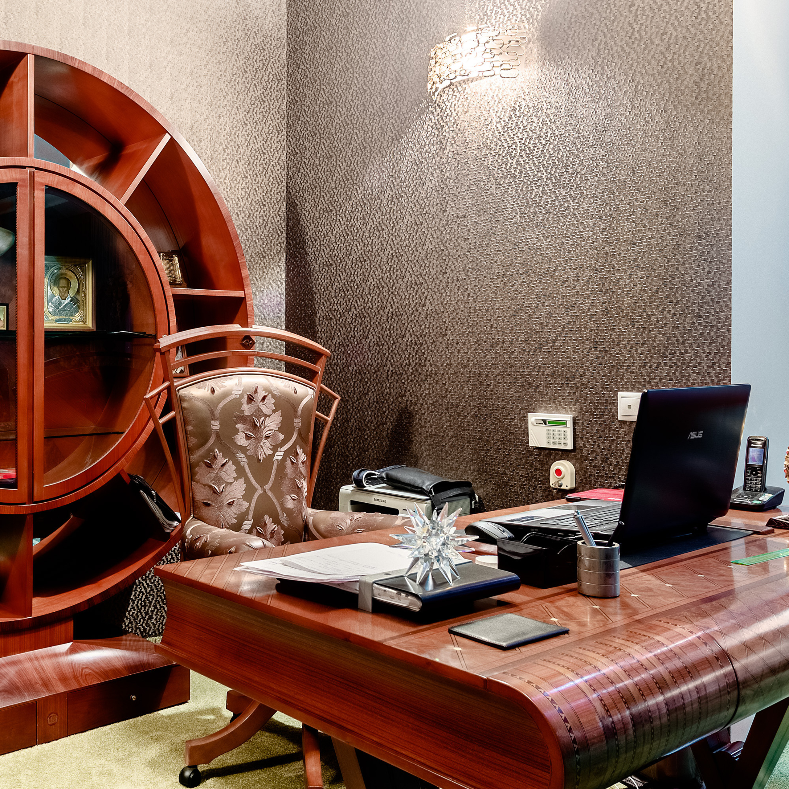 Интерьер кабинета с большим деревянным рабочим столом и креслом. Фотография А. Слюсаренко