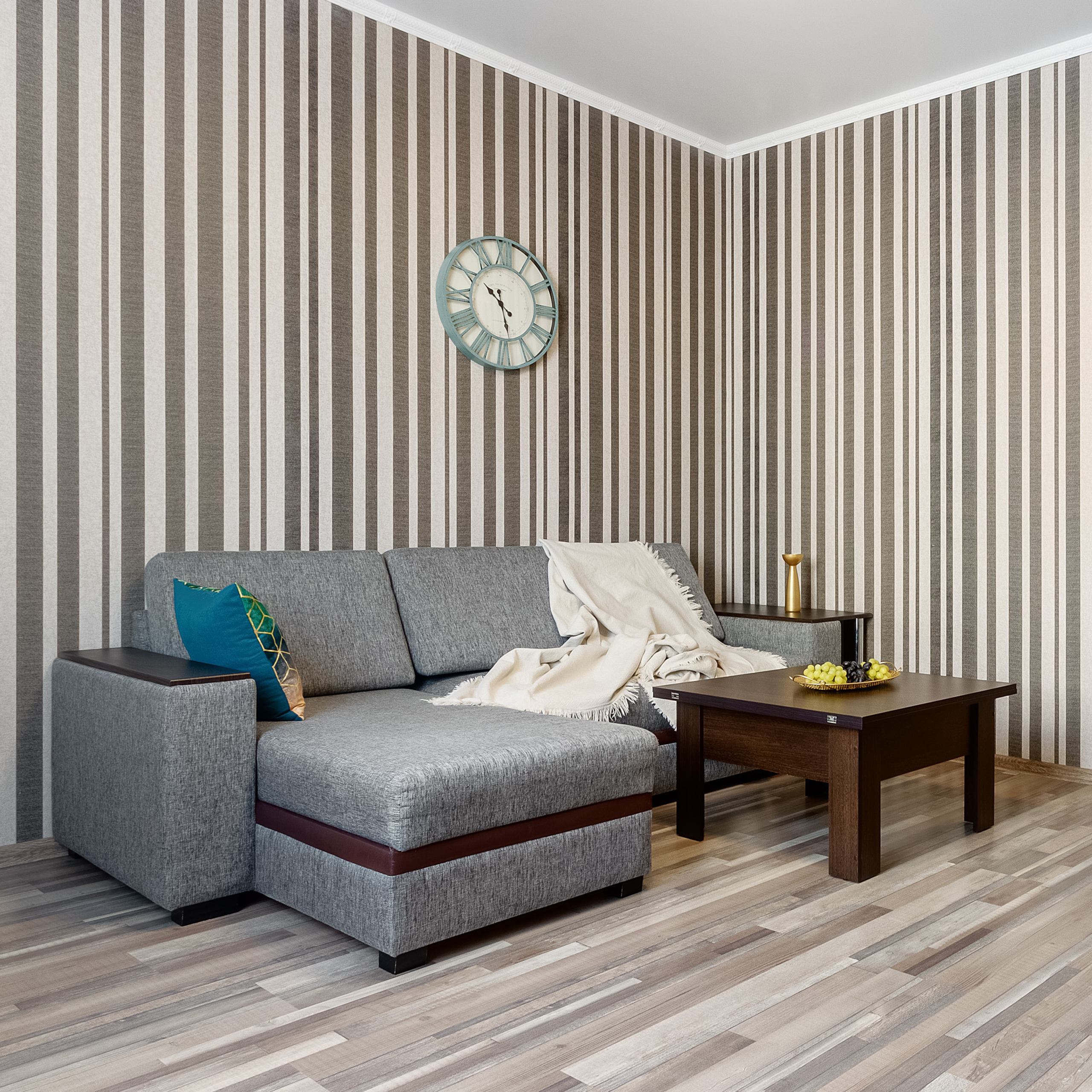 Фотография дивана в интерьере гостиной с полосатыми обоями