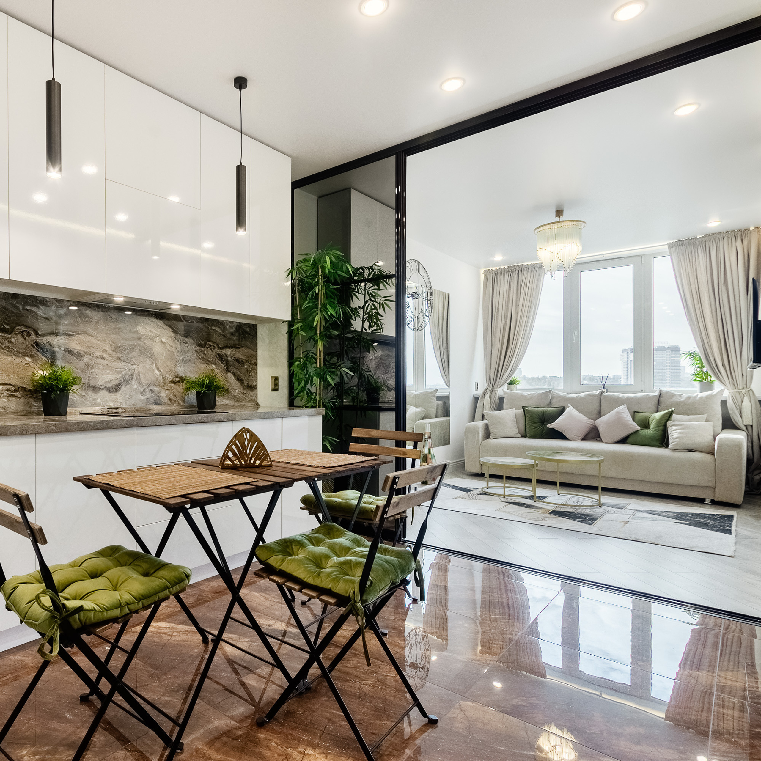 Разделение зон кухни и гостиной с помощью раздвижной перегородки. Интерьер квартиры