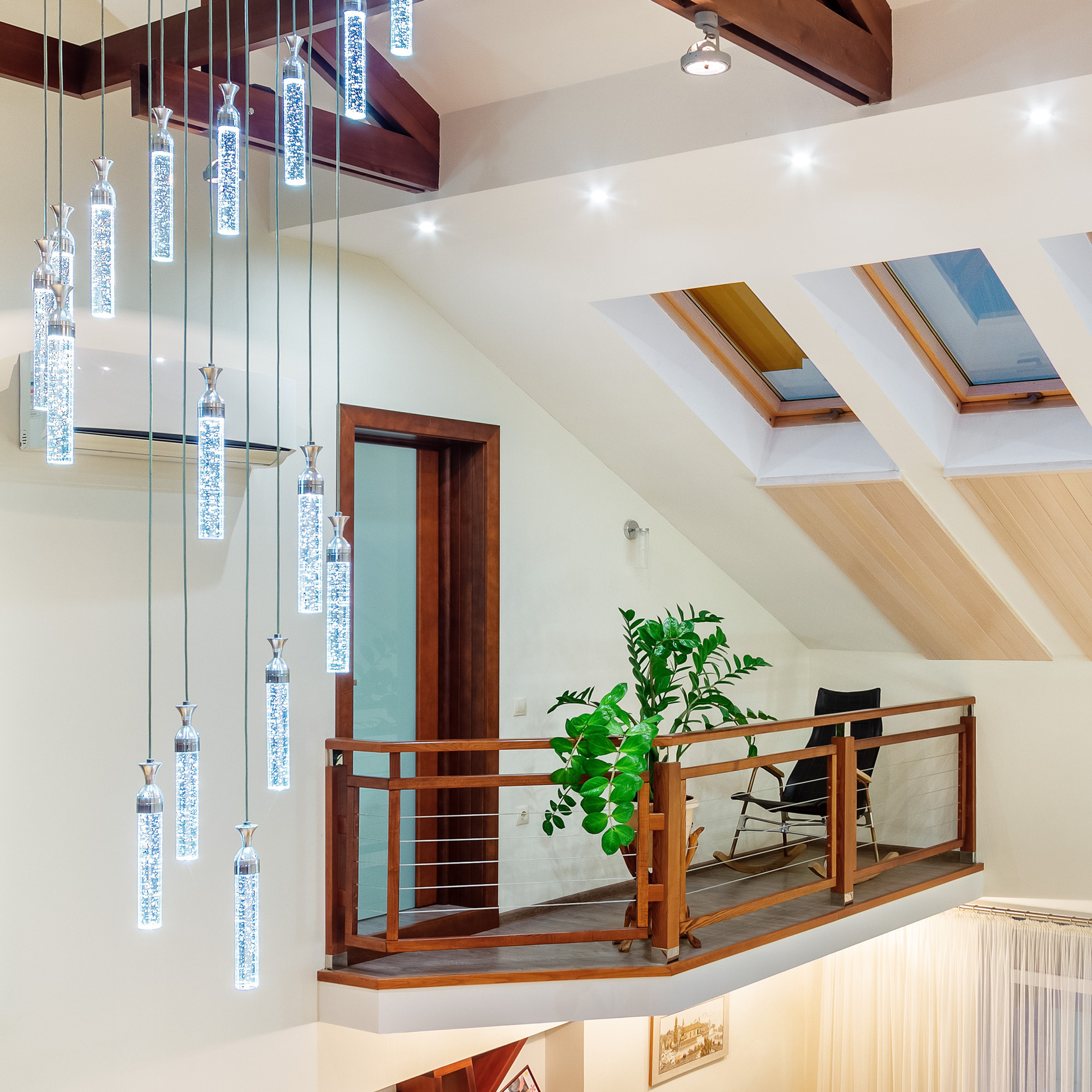 Внутренний балкон к большой гостиной в частном доме