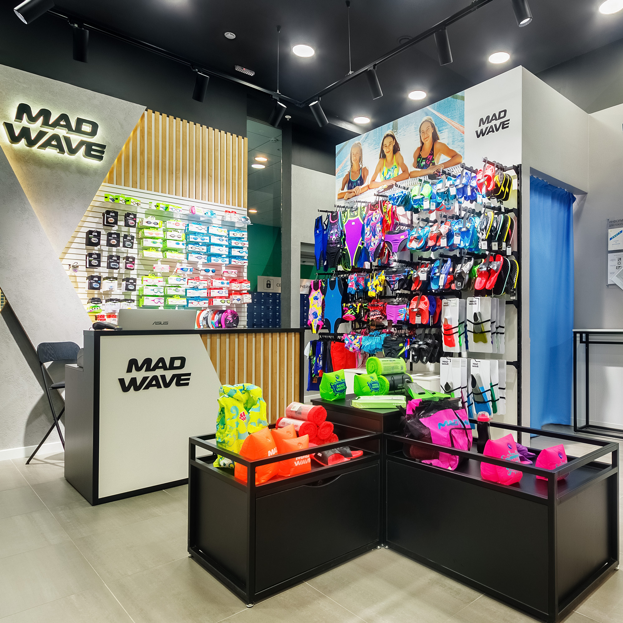 Интерьер торговой зоны магазина, специализирующегося на продаже одежды для плавания