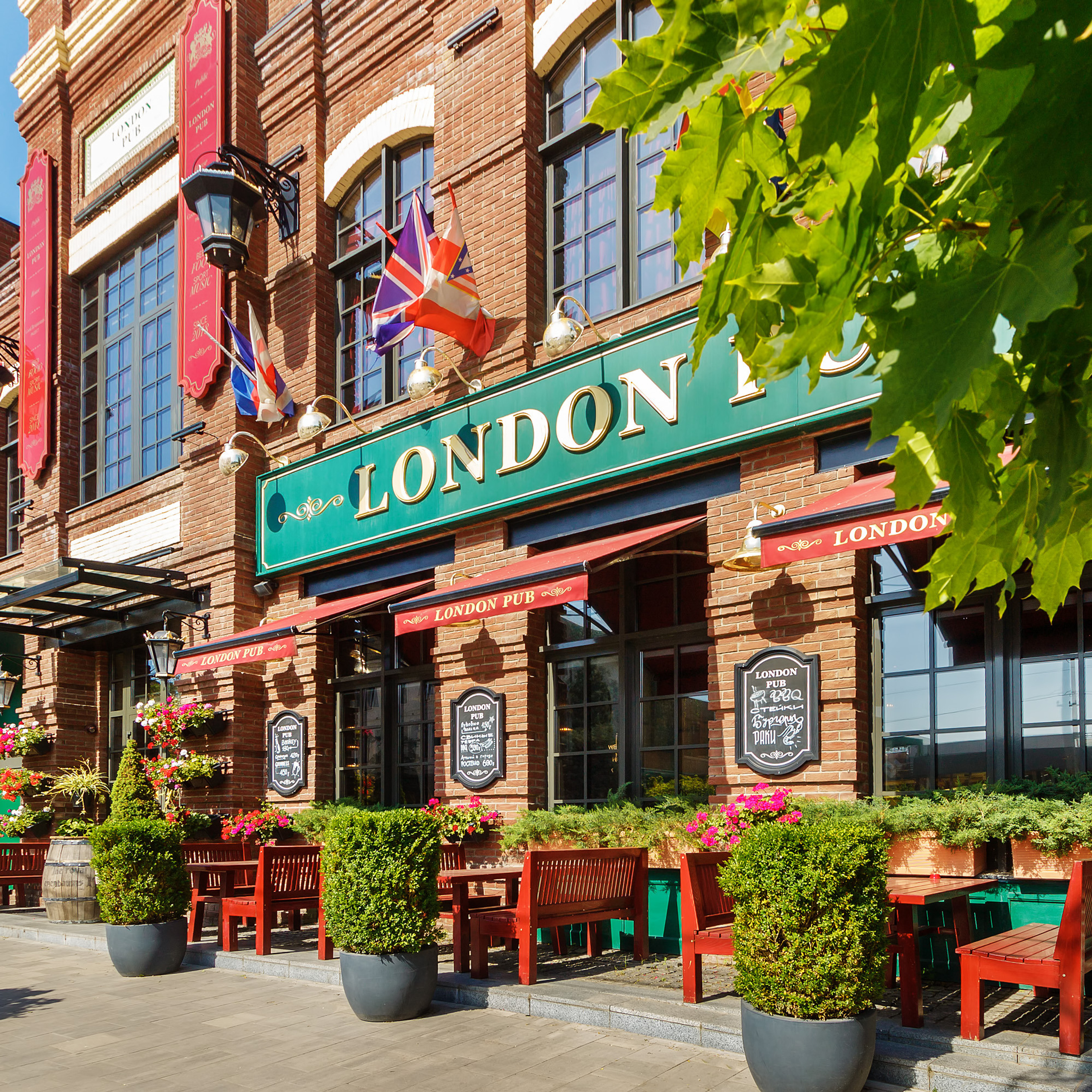 Фасад ресторана со столиками на улице. Фотограф Алексей Слюсаренко