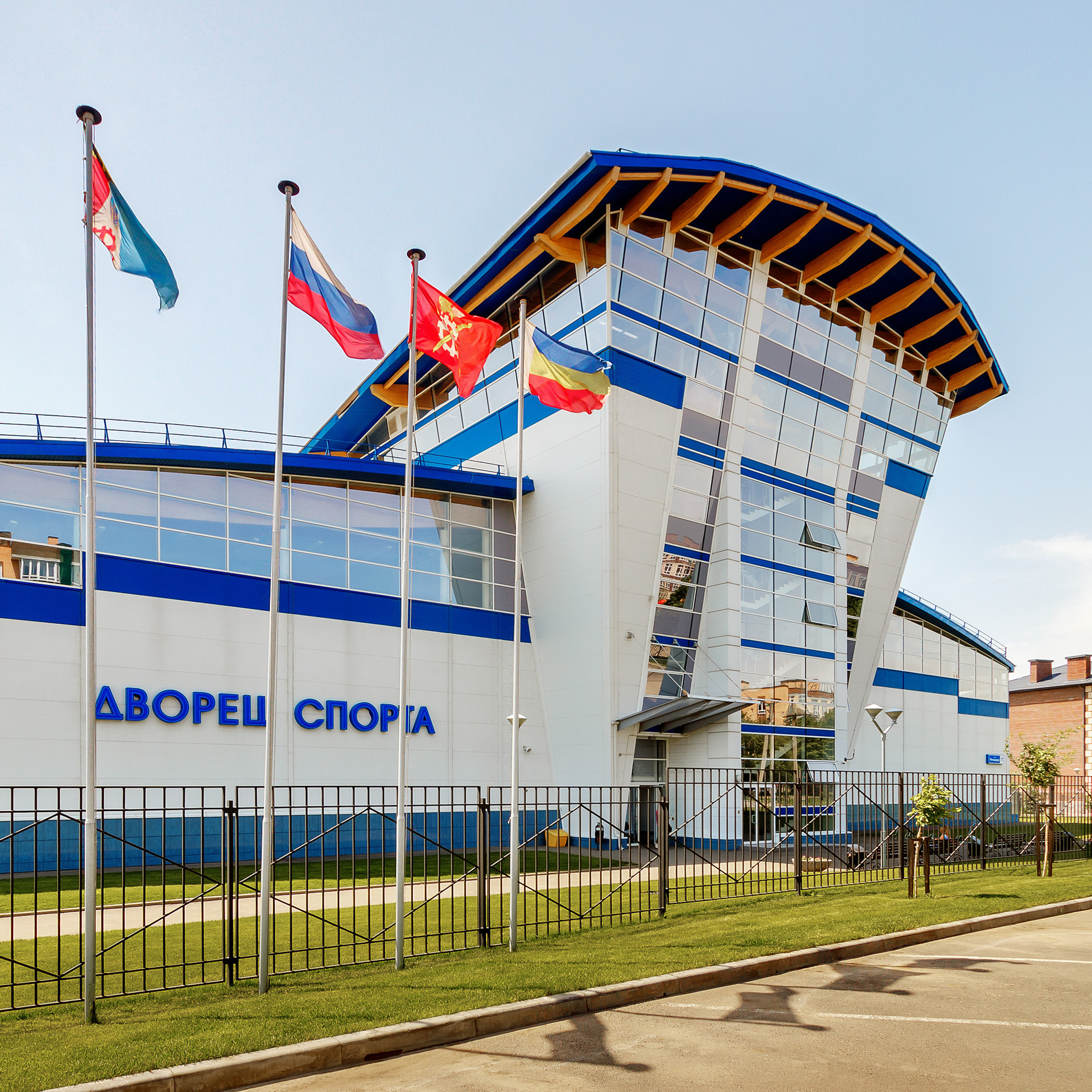 Фасад современного здания Дворца спорта в г. Аксай