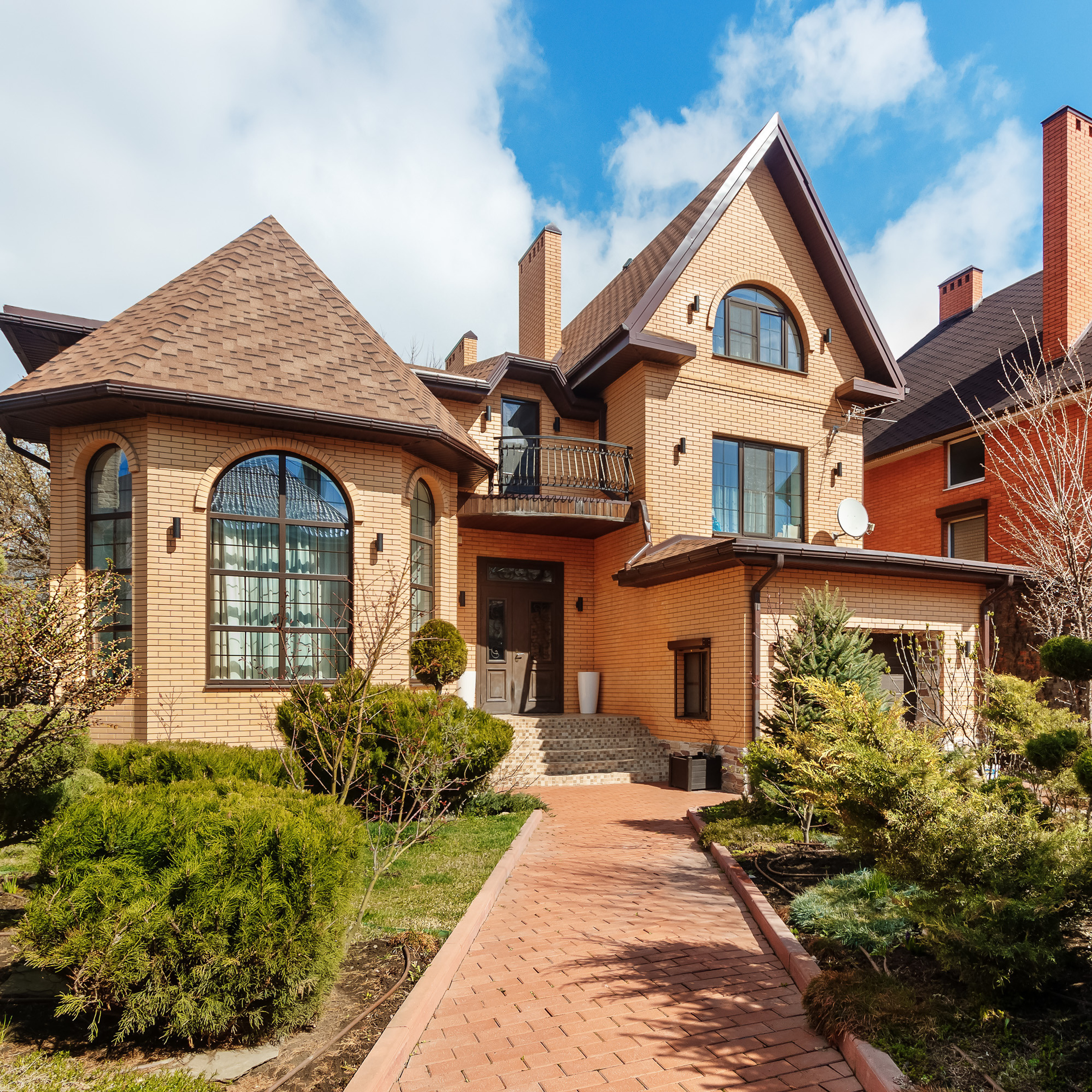 Ландшафтный дизайн во дворе частного дома. Фотограф Алексей Слюсаренко