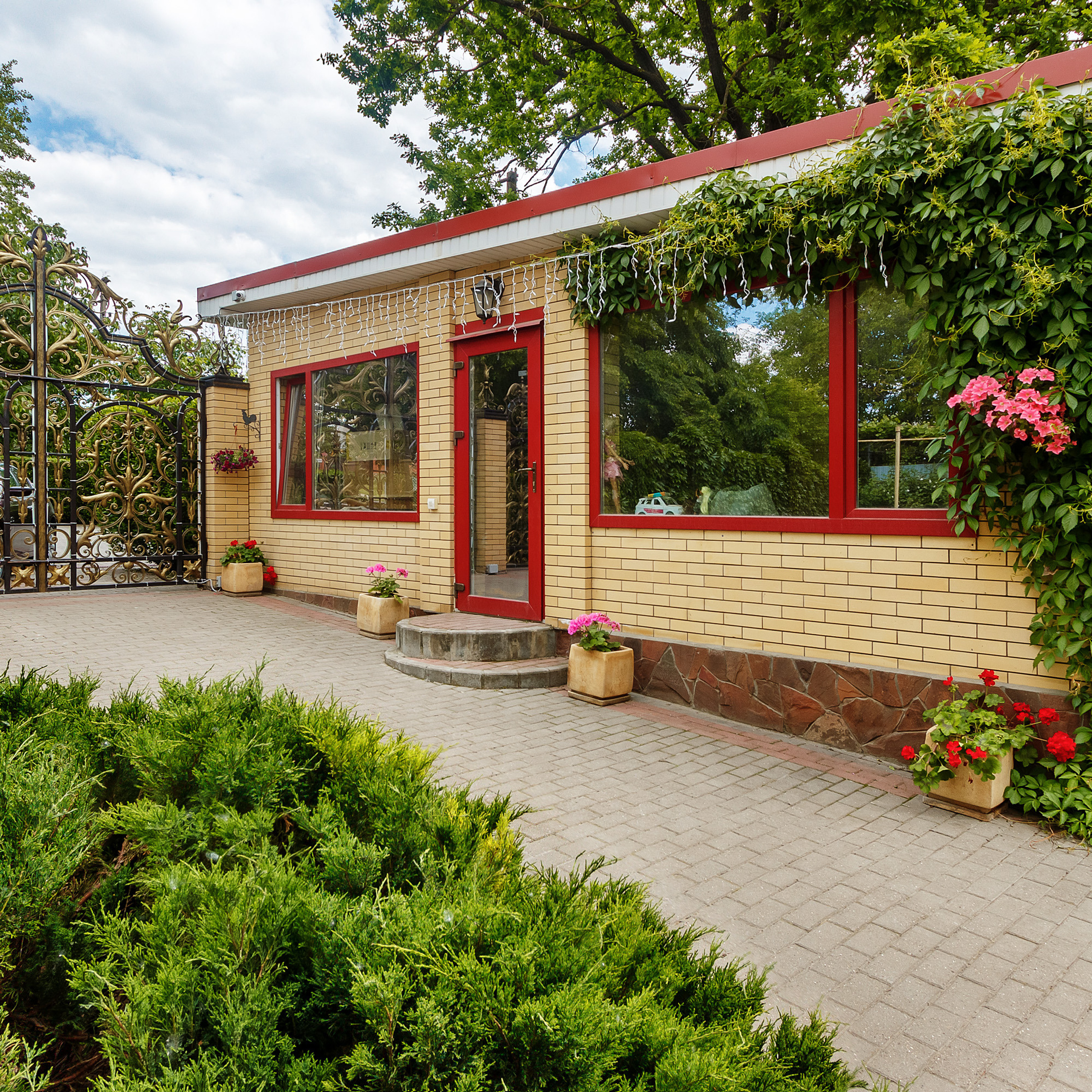 Остеклённая веранда во дворе частного дома