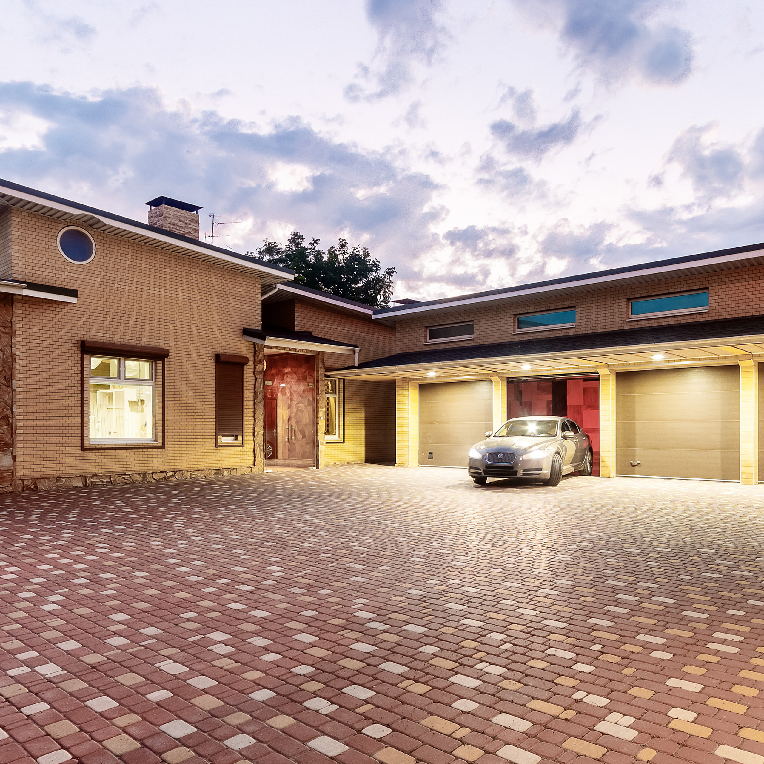 Вечерняя фотография двора в частном доме с гаражом