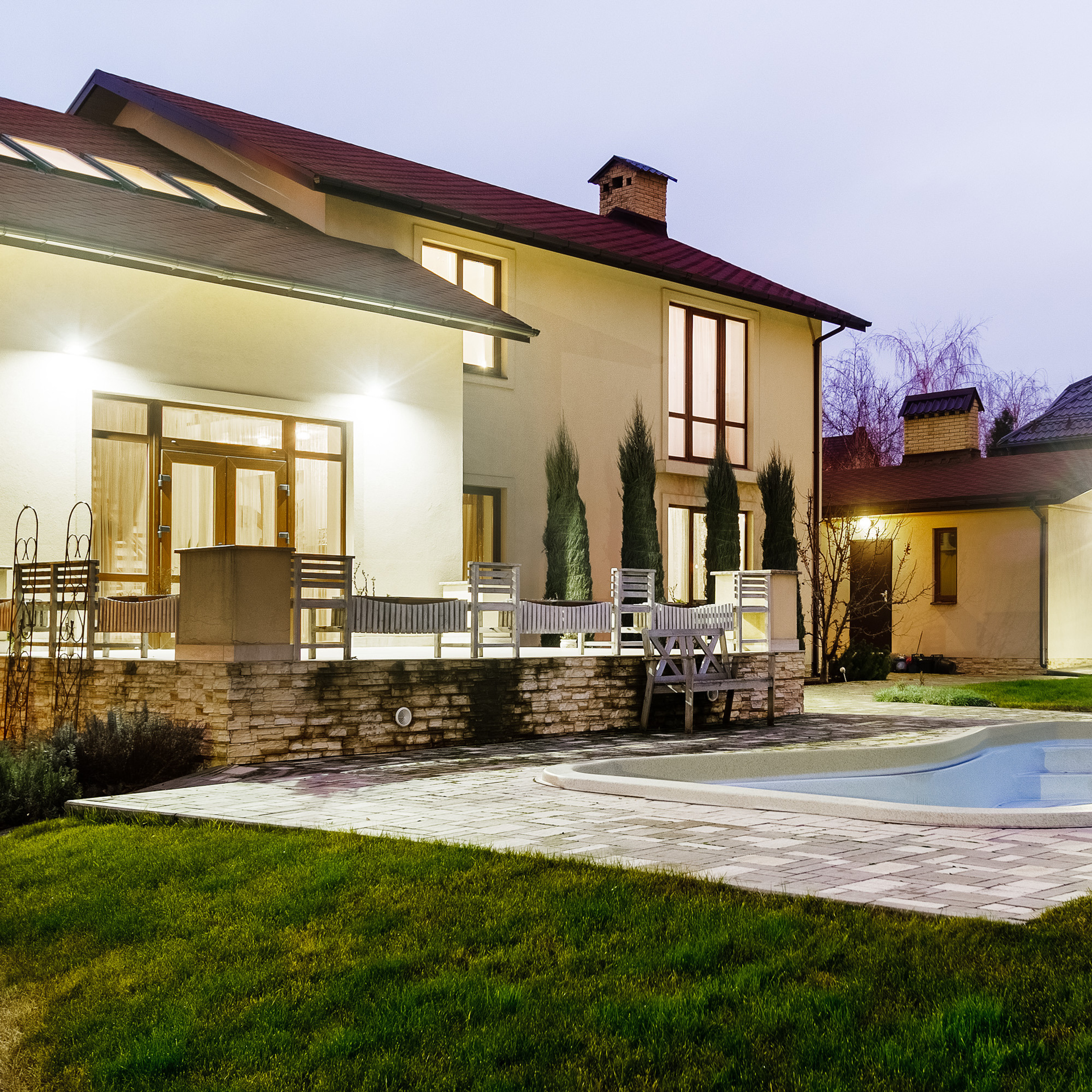 Вечерняя фотография двора частного дома с бассейном