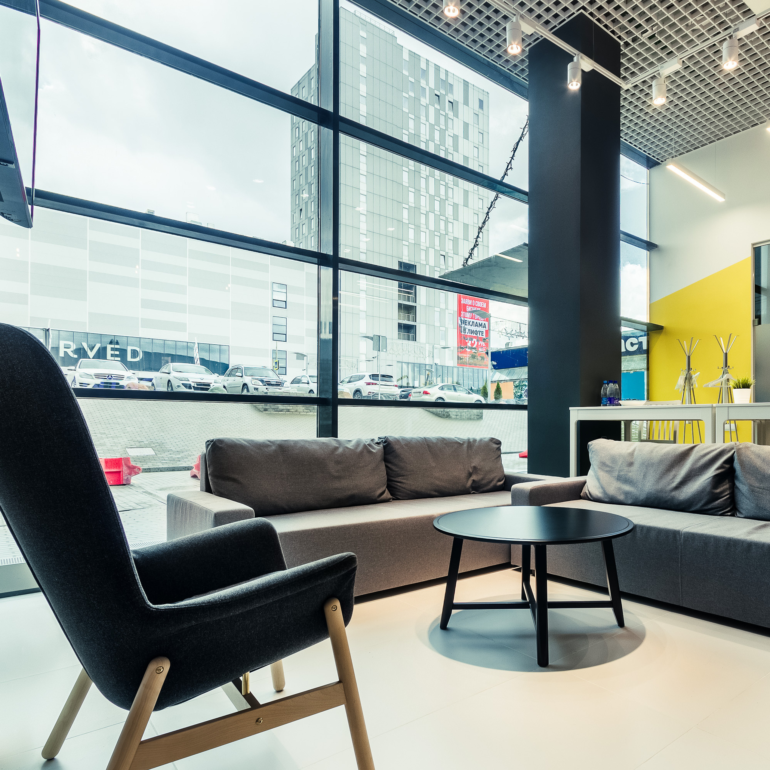 Зона отдыха в офисе с панорамными окнами