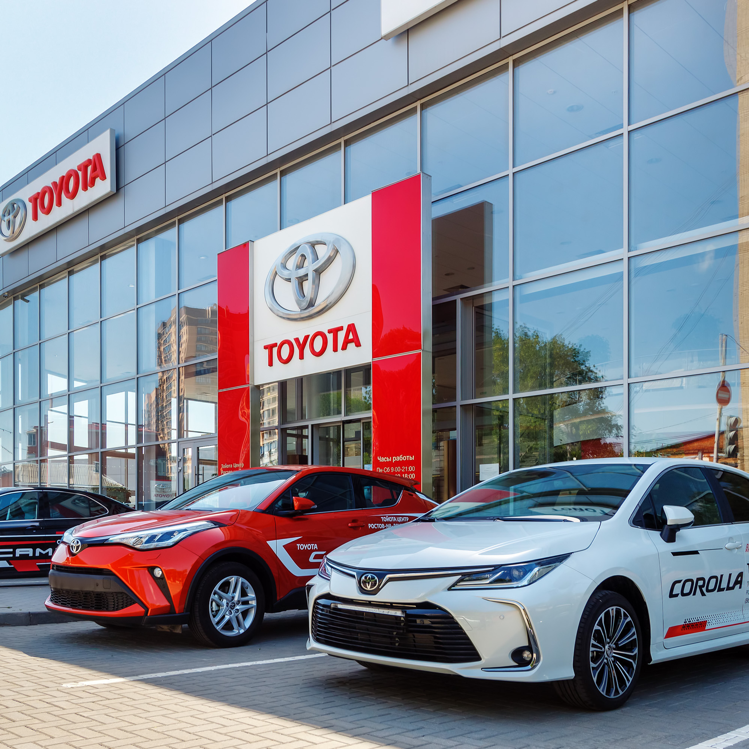 Входная группа автосалона в Ростове-на-Дону