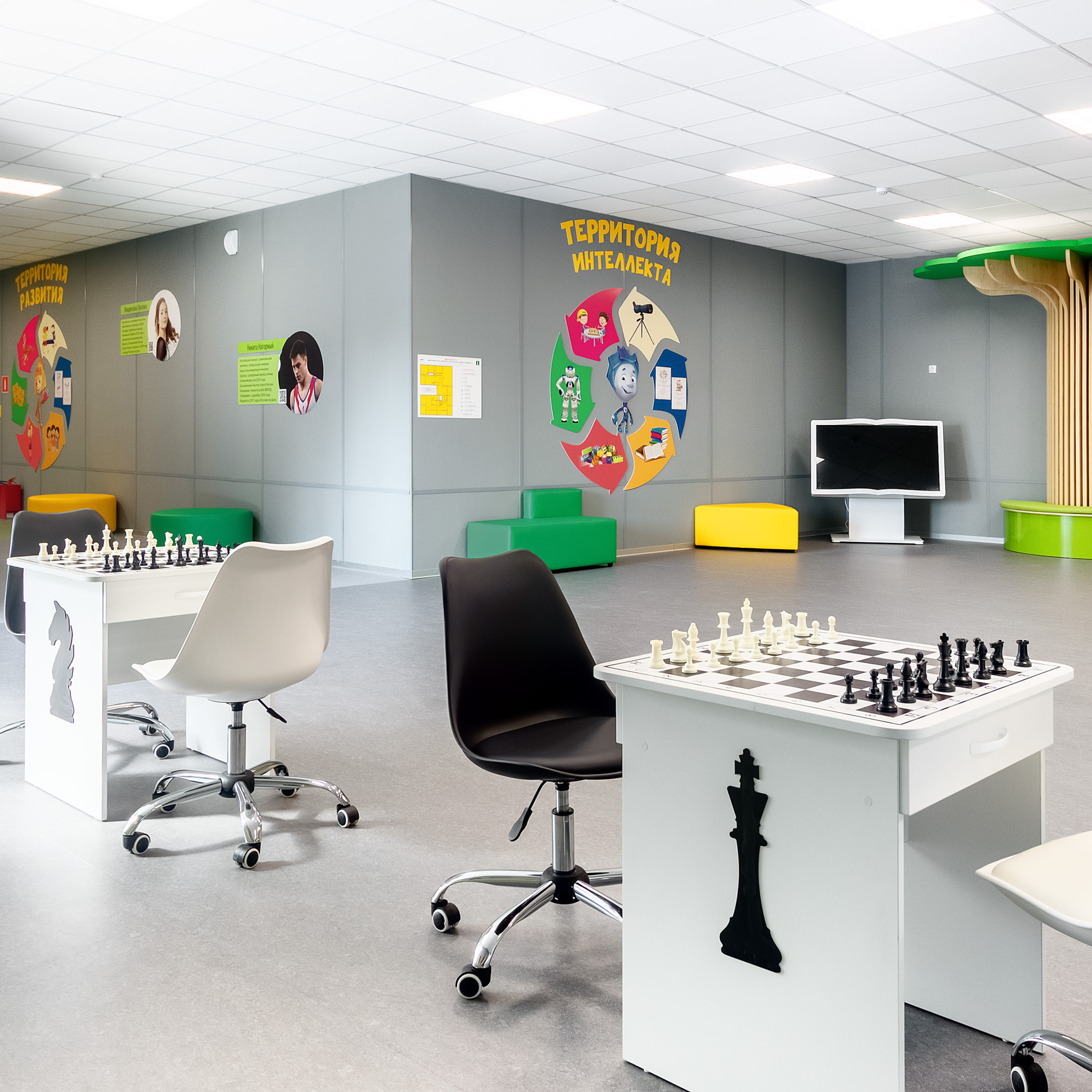 Интерьер зоны рекреации со столами для игры в шахматы в школьном здании Ростова