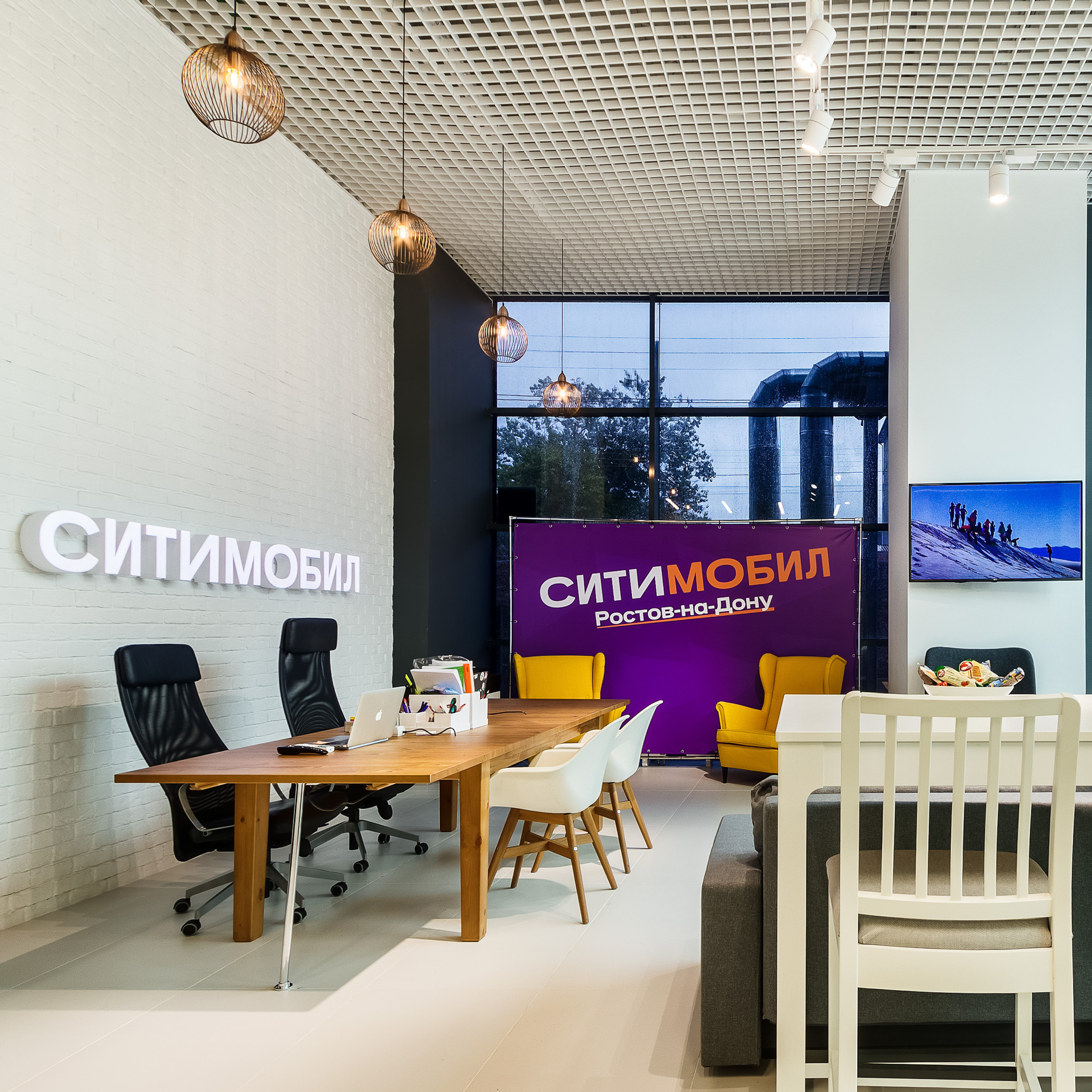 Интерьер коммерческого офиса в торговом центре