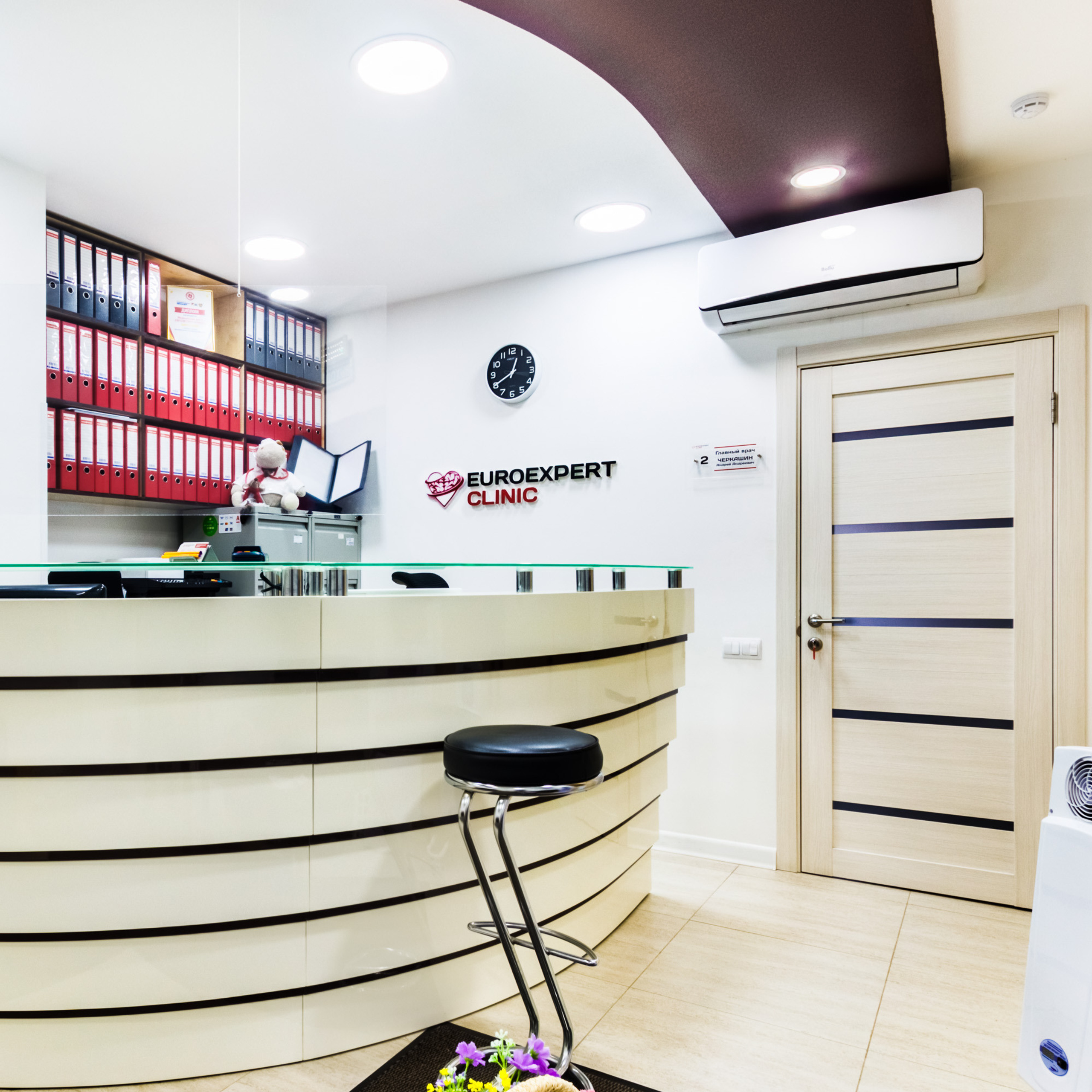 Интерьер зоны ресепшена в частной клинике в Ростове-на-Дону