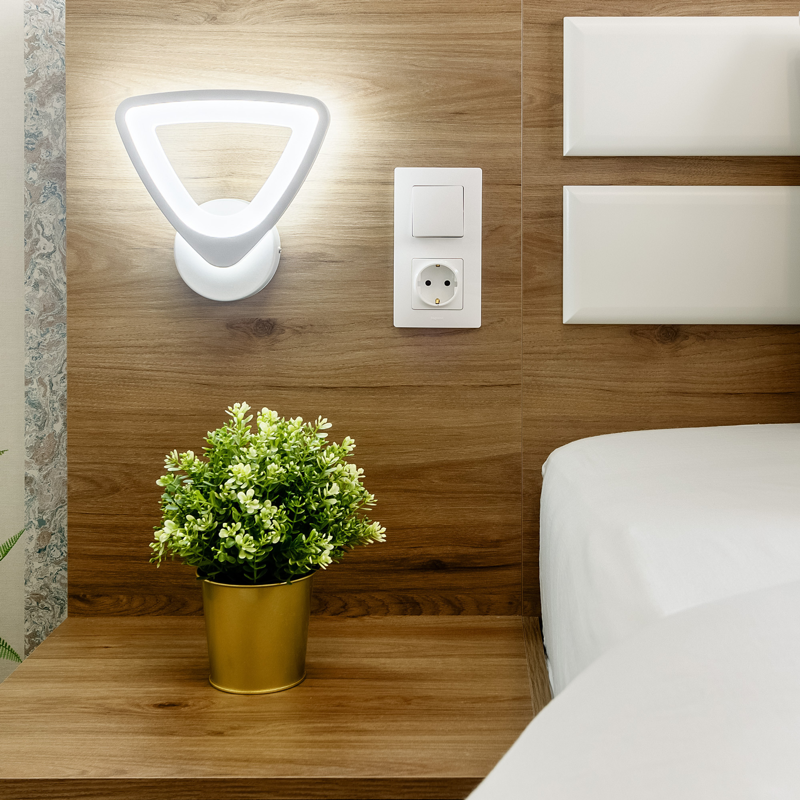 Современный прикроватный светильник, вмонтированный в изголовье кровати. Деталь интерьера