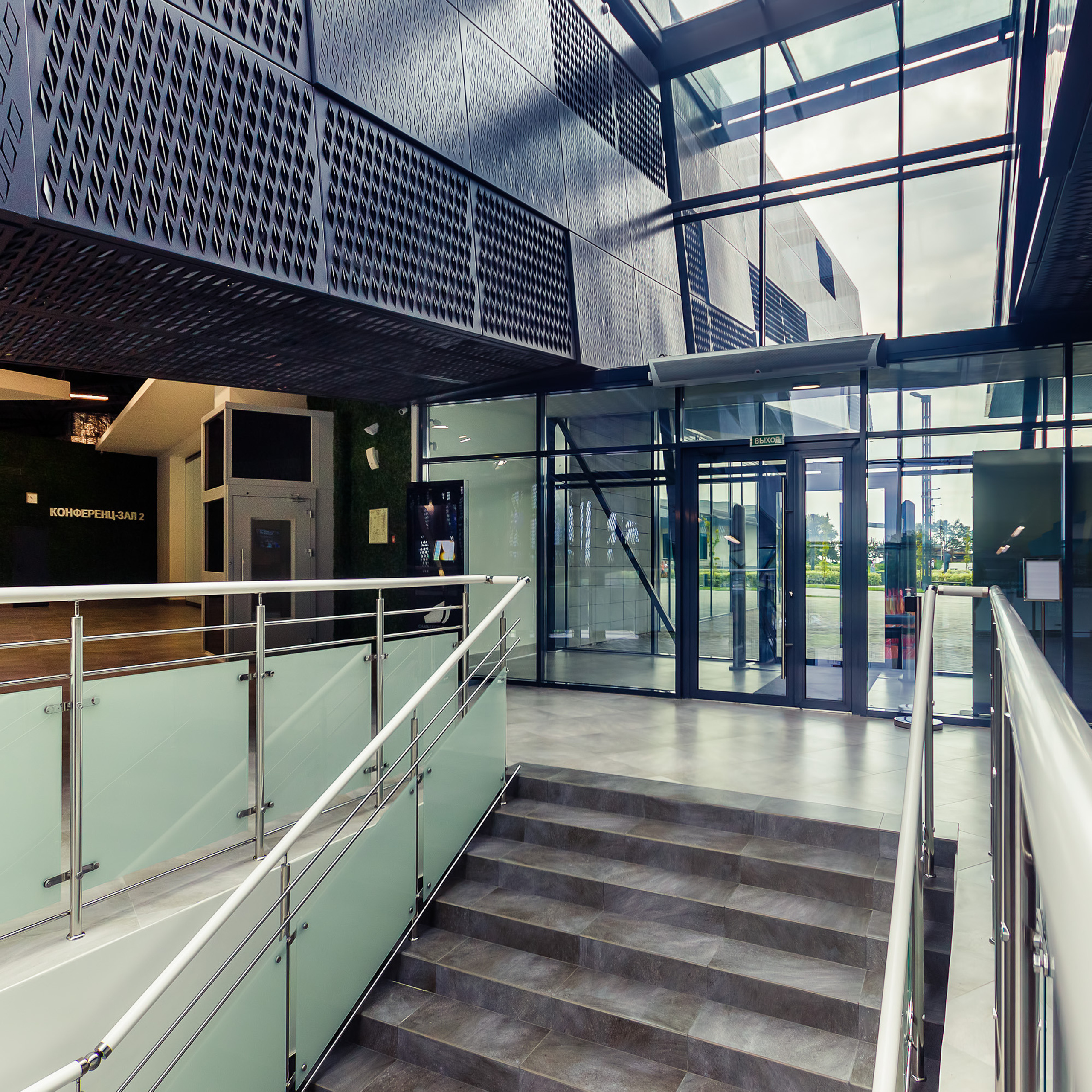 Фото интерьера с лестнице и входной группой военно-исторического комплекса Самбекские высоты