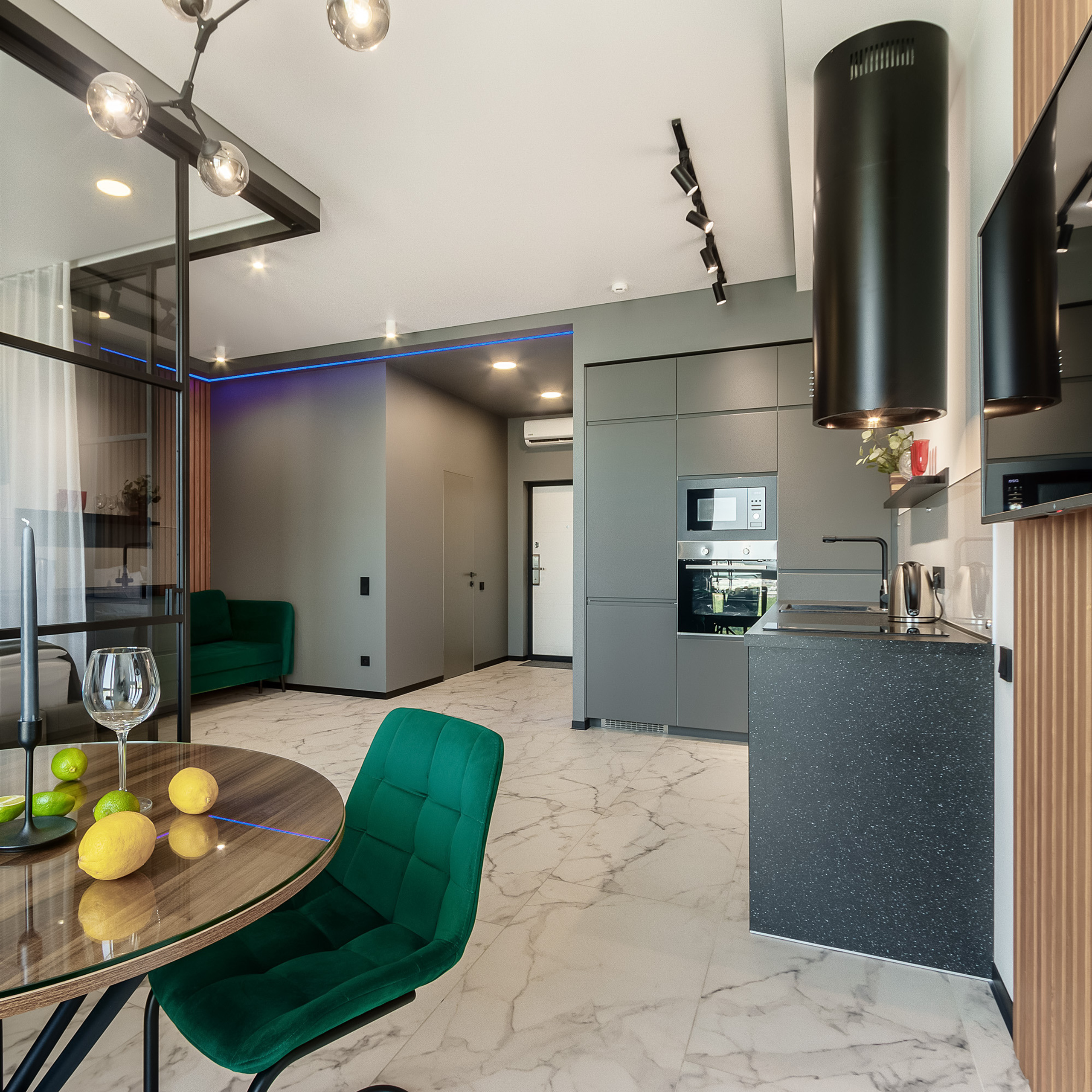 Фотография современного интерьера квартиры-студии с кухней и обеденной зоной