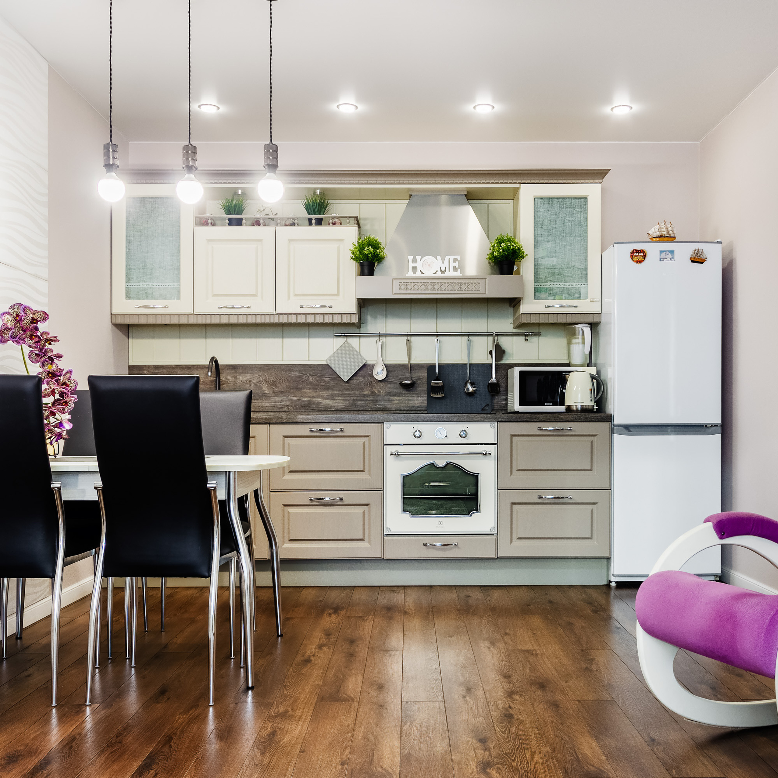 Интерьерная фотография кухни в продающейся квартире. Фото Алексея Слюсаренко