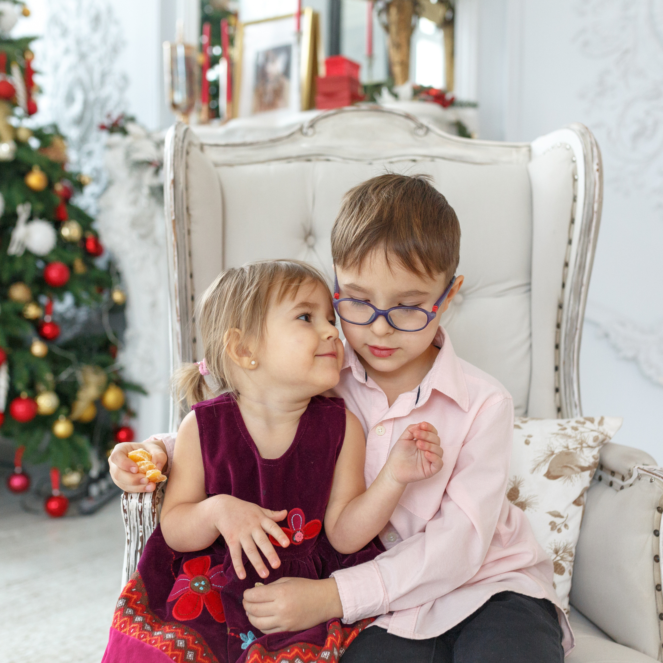 Дети, елка, мандарины