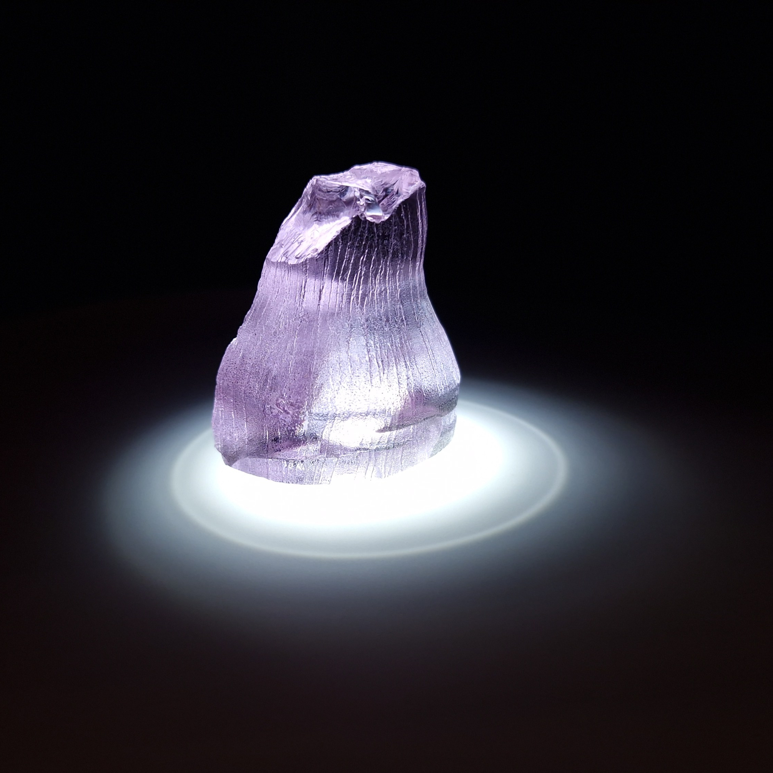 Кристалл синтетического фиолетового граната. YAG garnet иттрий алюминиевый гранат ИАГ