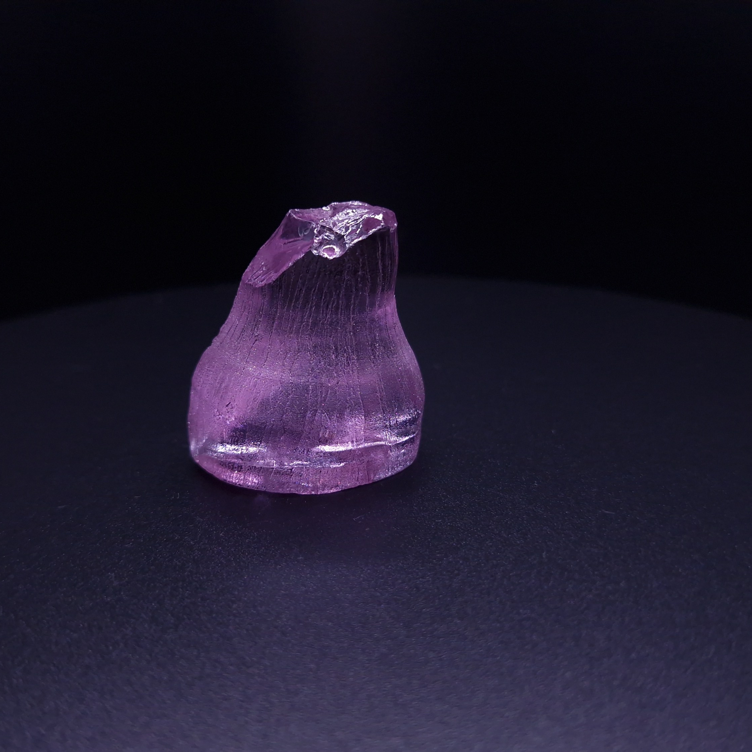 Кристалл синтетического фиолетового граната. YAG garnet иттрий алюминиевый гранат ИАГ