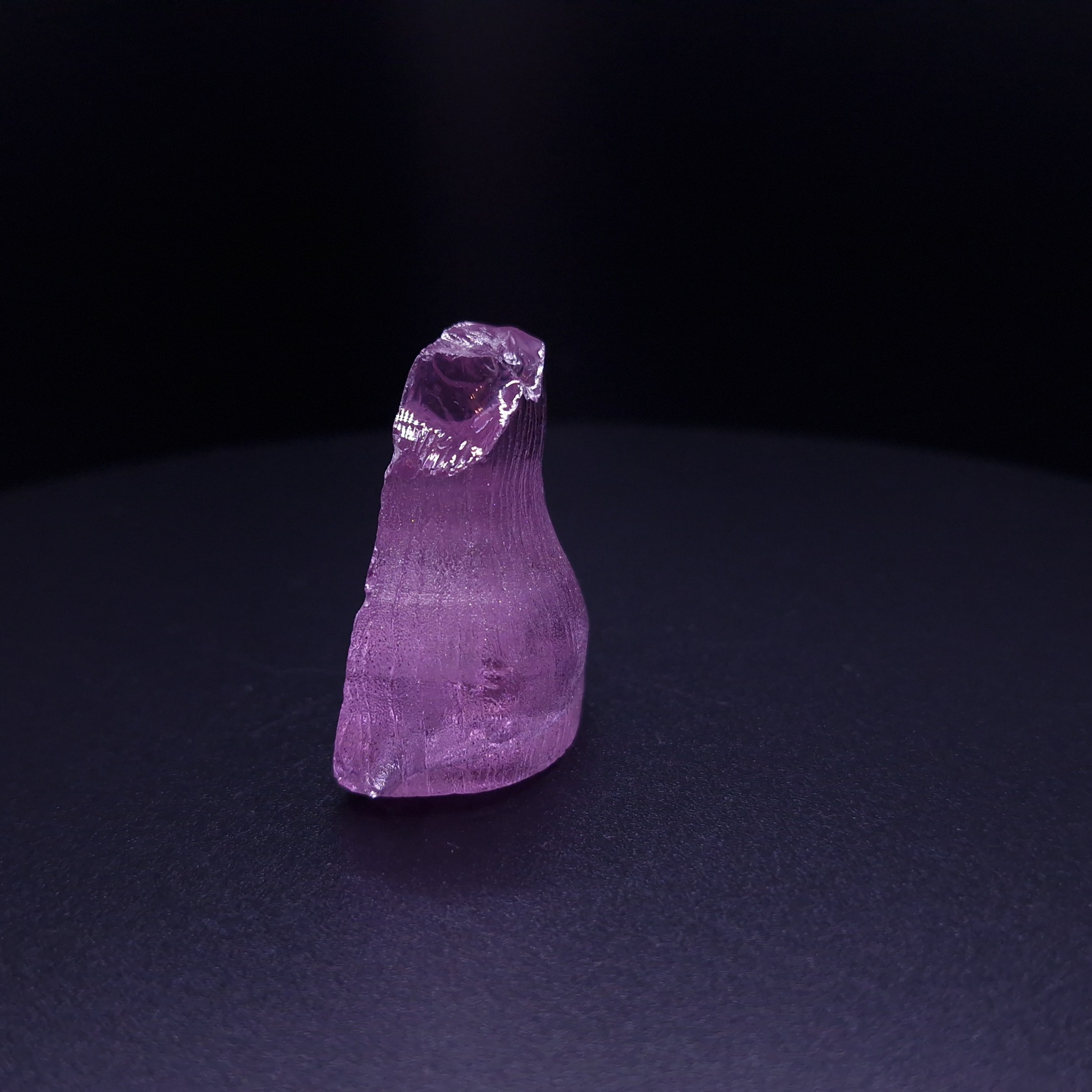 Кристалл синтетического фиолетового граната. YAG garnet иттрий алюминиевый гранат ИАГ