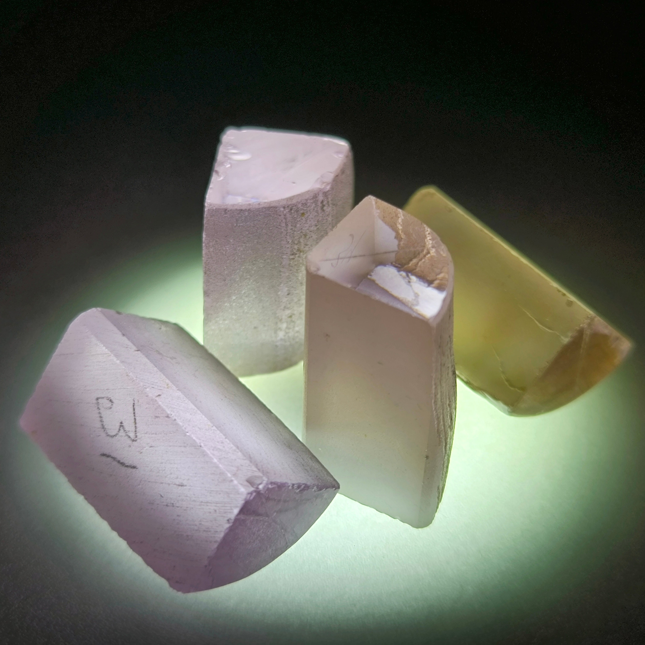 Призмы иттрий алюминиевый ИАГ гранат. YAG garnet иттрий алюминиевый гранат ИАГ