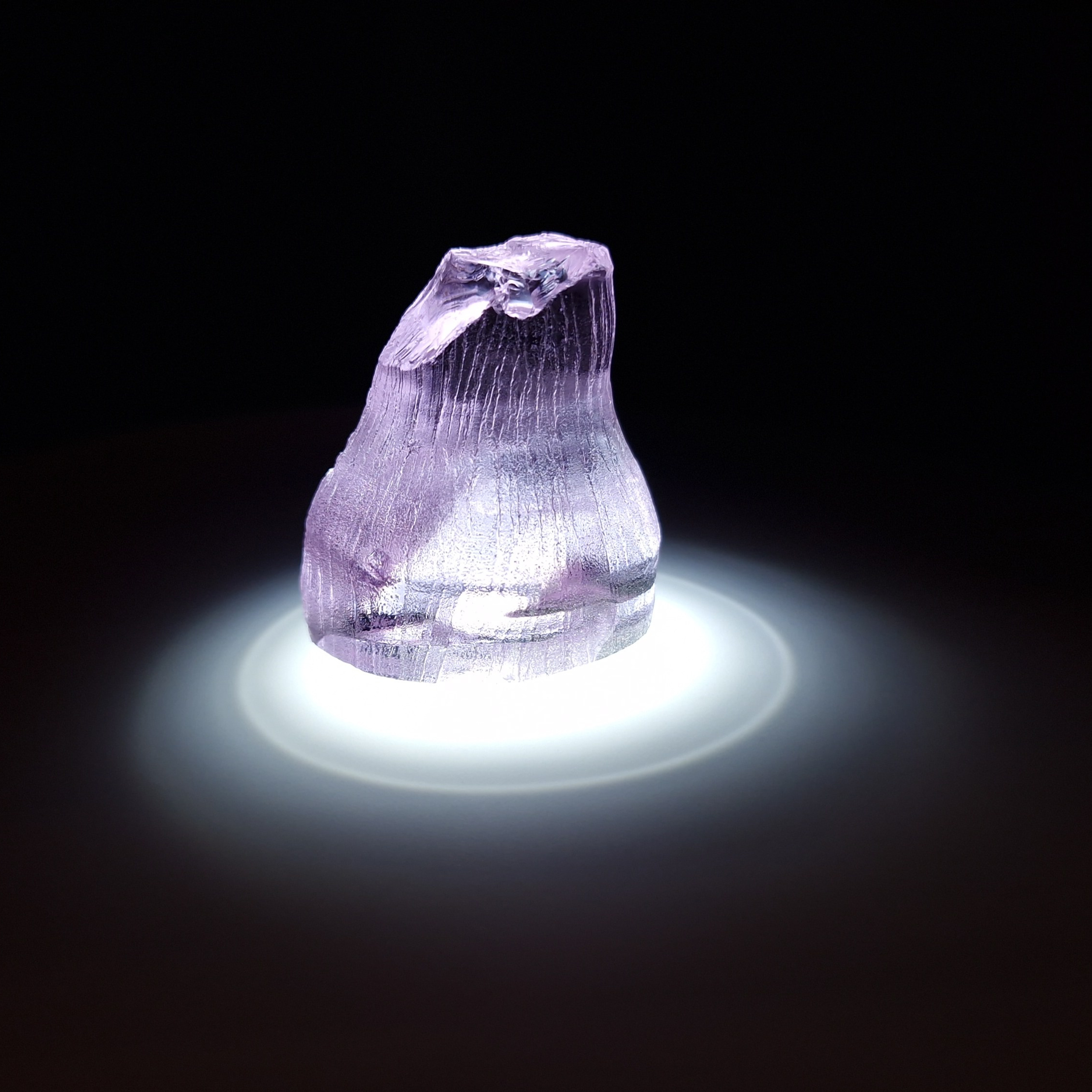 Кристалл синтетического фиолетового граната. YAG garnet иттрий алюминиевый гранат ИАГ