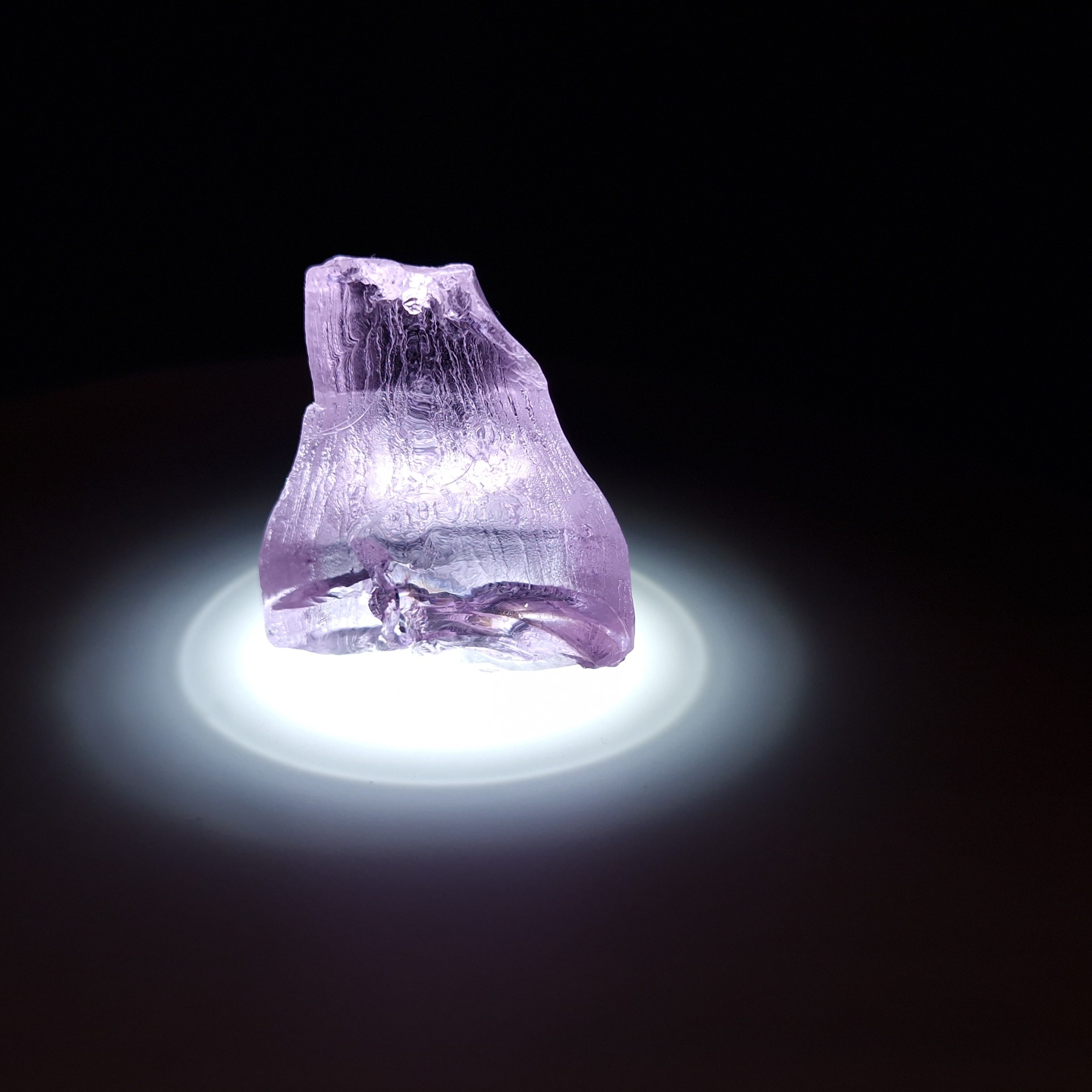 Кристалл синтетического фиолетового граната. YAG garnet иттрий алюминиевый гранат ИАГ