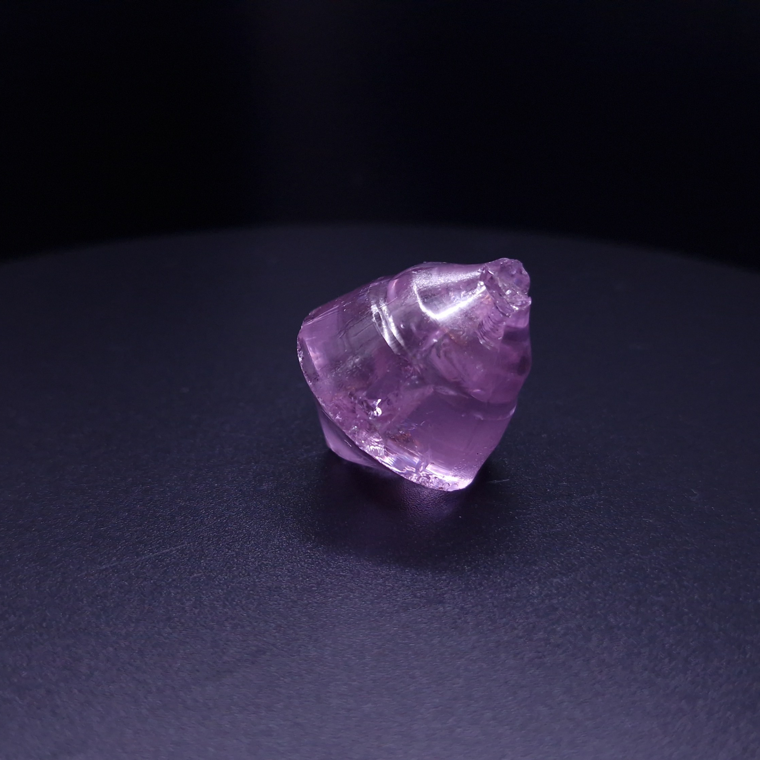 Кристалл граната фиолетовый. YAG garnet иттрий алюминиевый гранат ИАГ