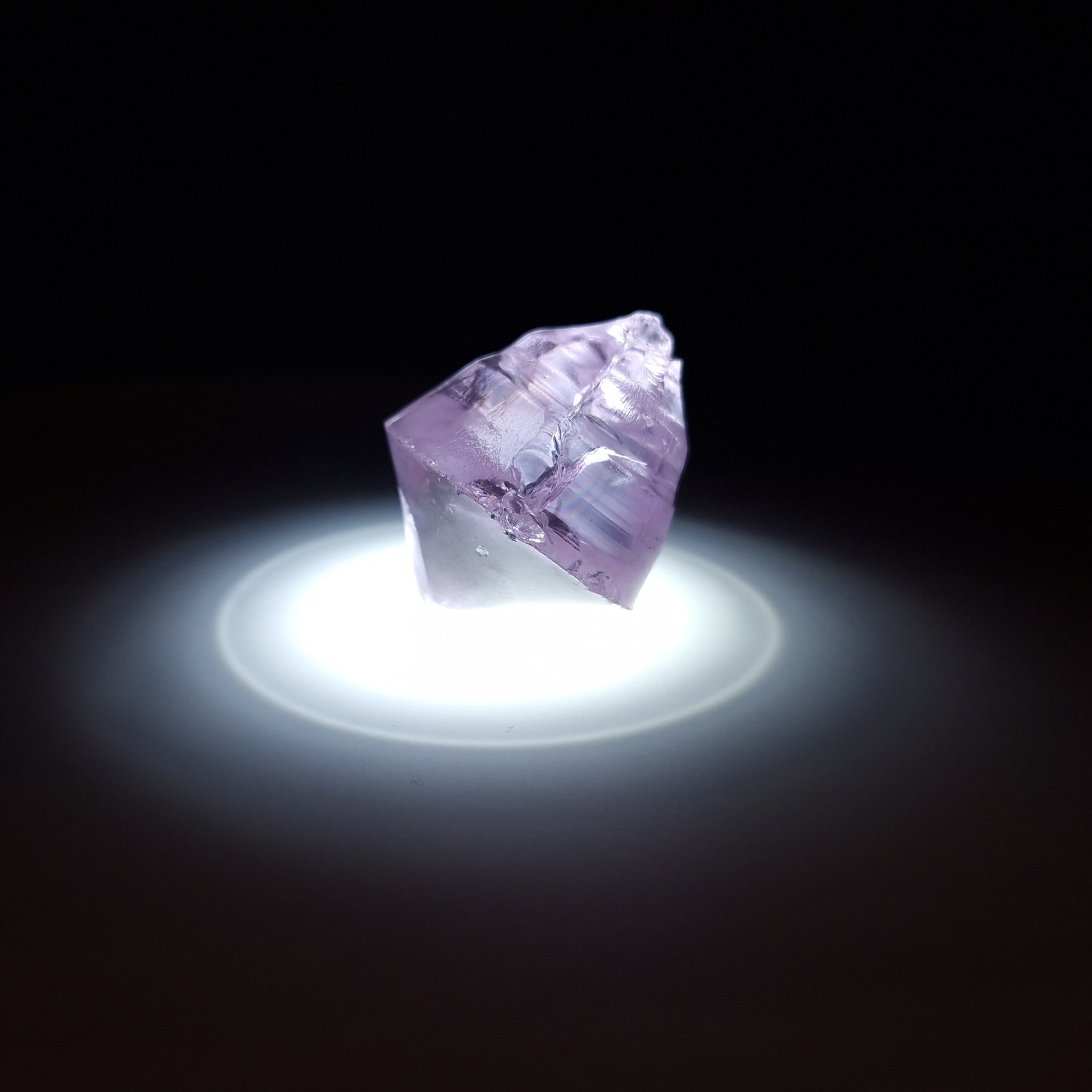 Кристалл граната фиолетовый. YAG garnet иттрий алюминиевый гранат ИАГ