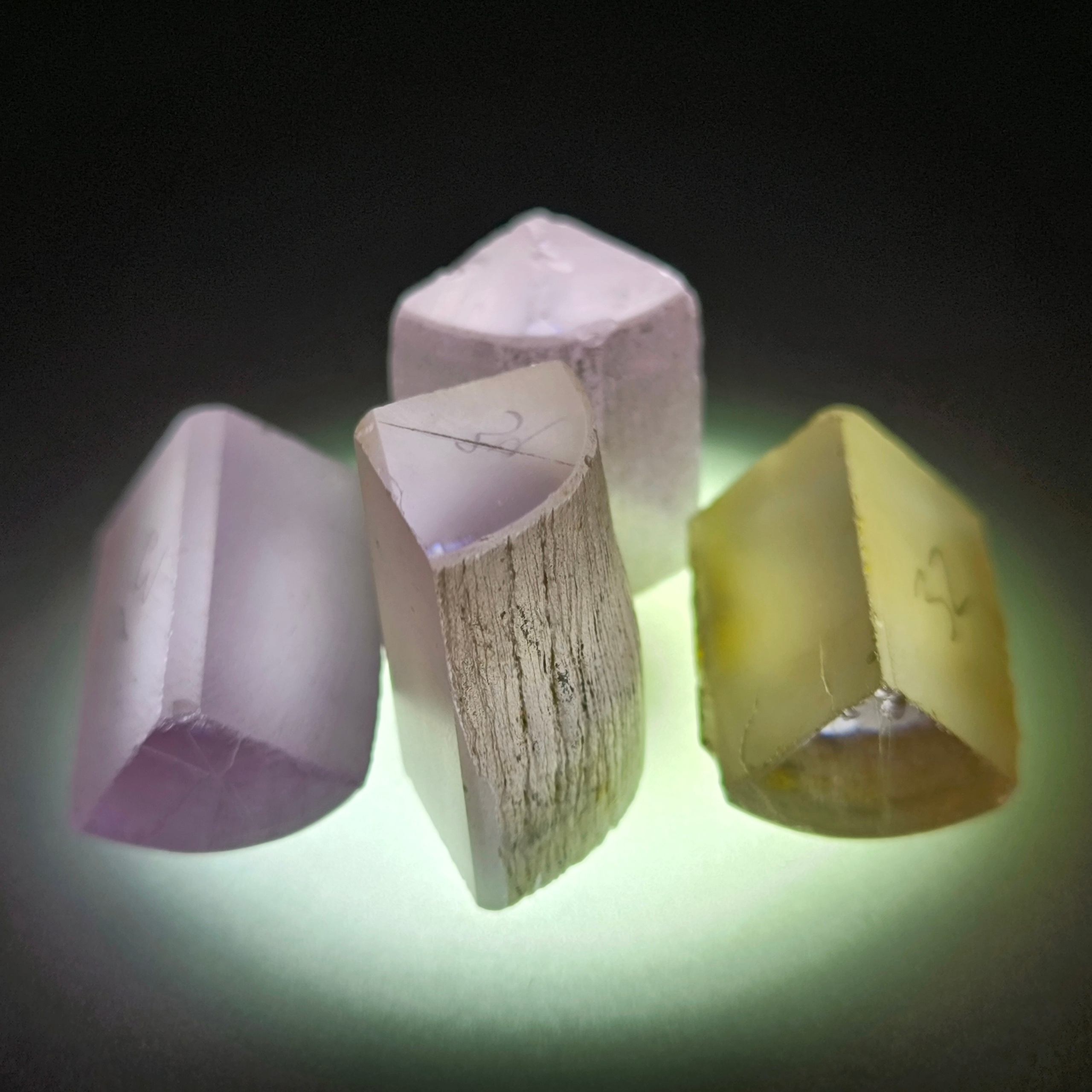 Призмы иттрий алюминиевый ИАГ гранат. YAG garnet иттрий алюминиевый гранат ИАГ